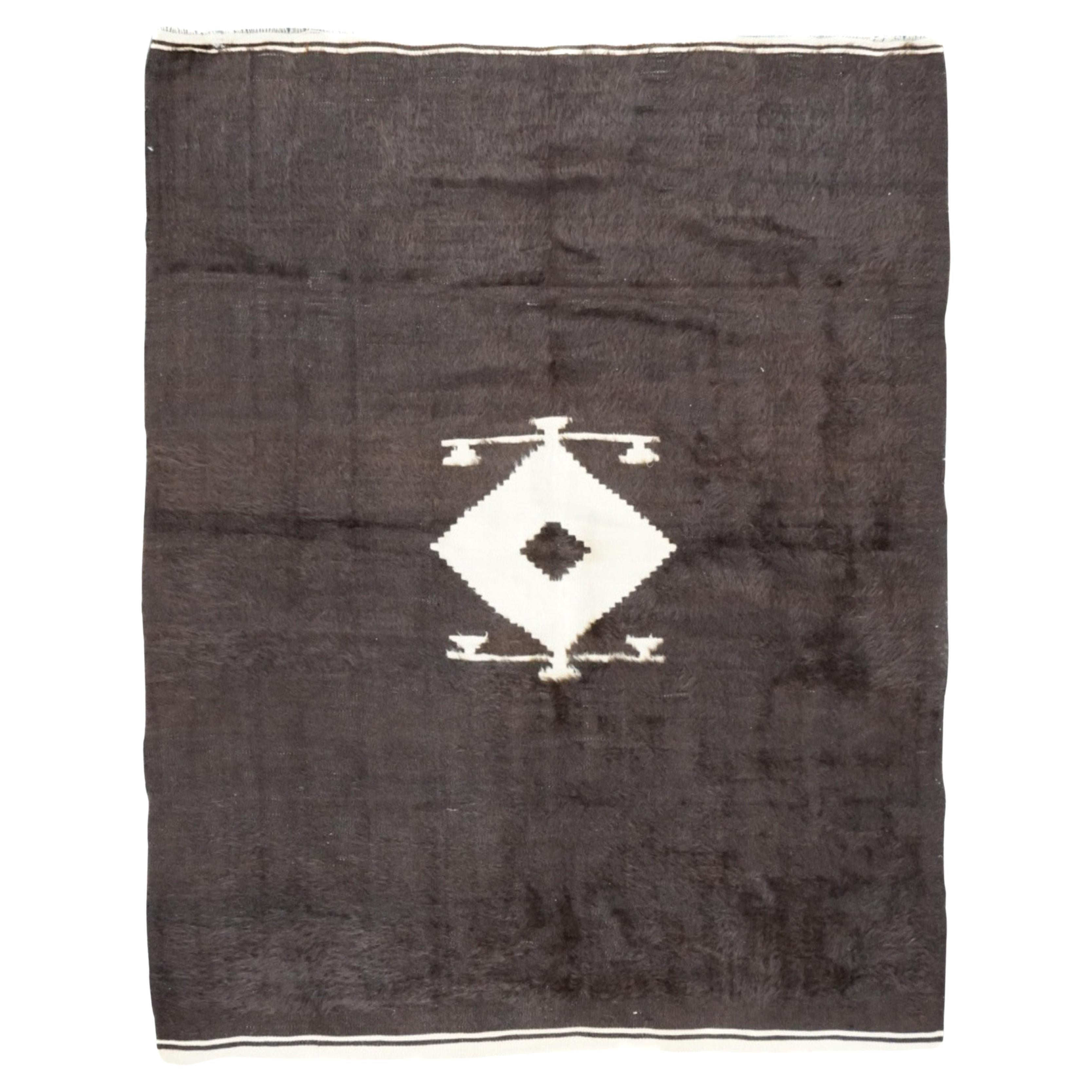 Tappeto marocchino vintage in pelle di mucca 4'8'' x 5'7'' in vendita