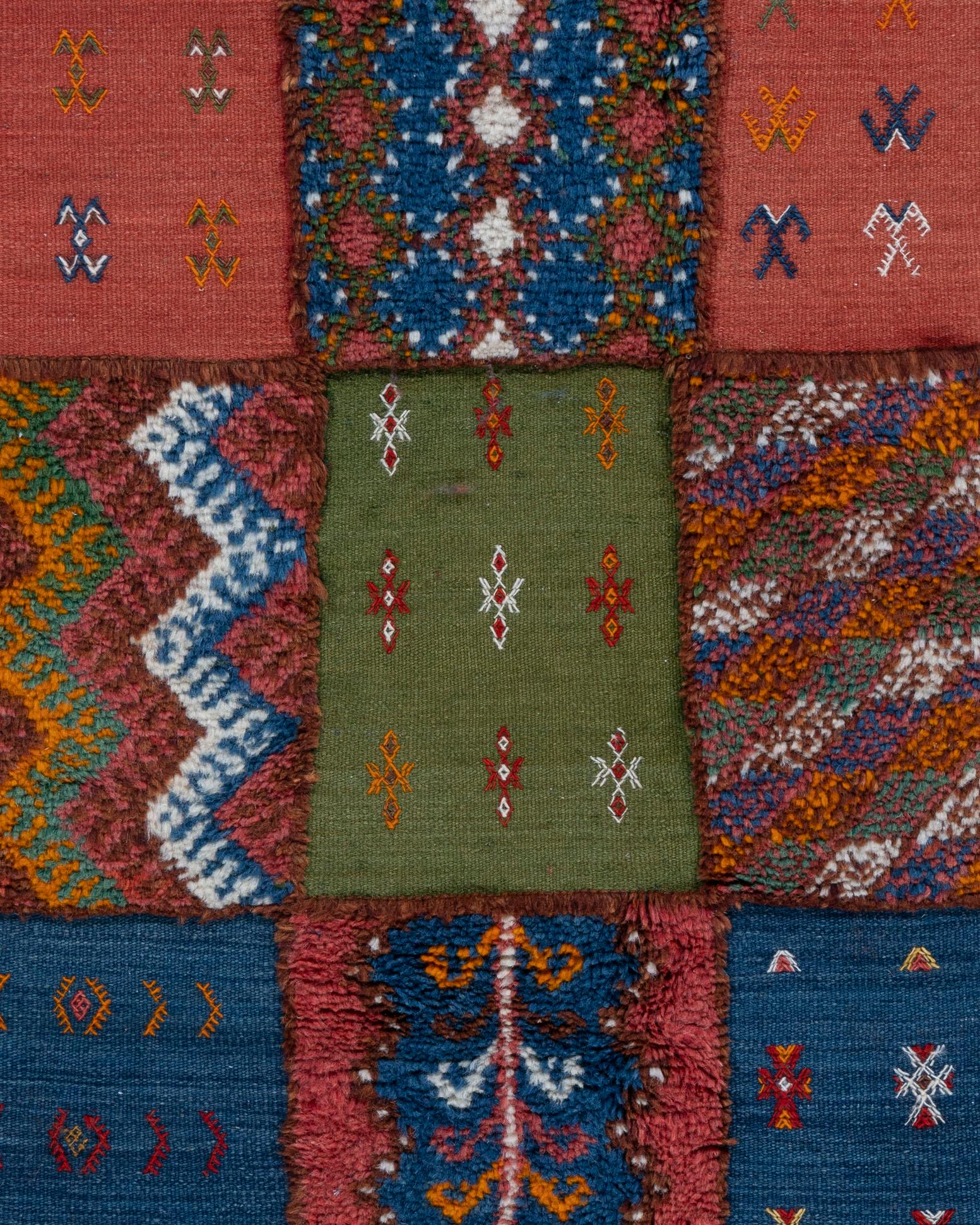 Marokkanischer Vintage-Teppich im Vintage-Stil mit Flickenteppichmuster 2,44 m x 3,66 m. Exotische, schicke und wunderbar vielseitige marokkanische Teppiche erfreuen sich nach wie vor großer Beliebtheit und verzaubern Designliebte mit ihren Mustern