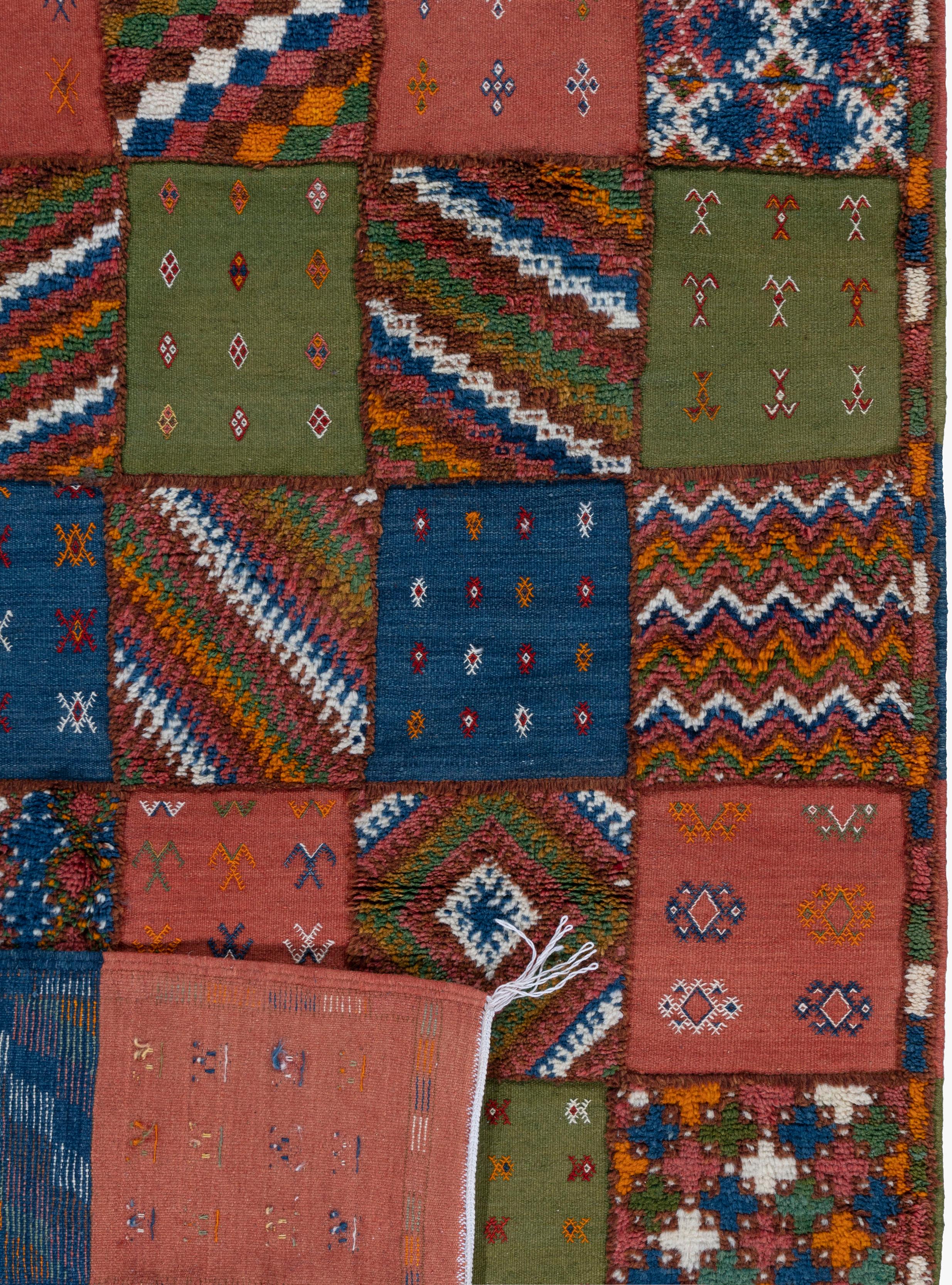 Marokkanischer Patch-Design-Teppich in Patch-Design  5'4 x 8'4 m (20. Jahrhundert) im Angebot