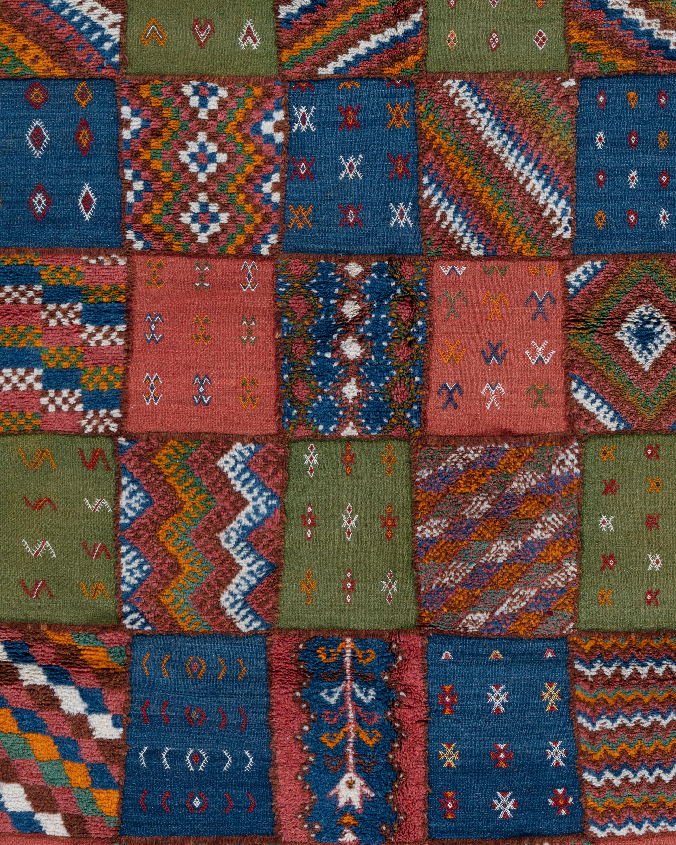 Marokkanischer Patch-Design-Teppich in Patch-Design  5'4 x 8'4 m im Angebot 1