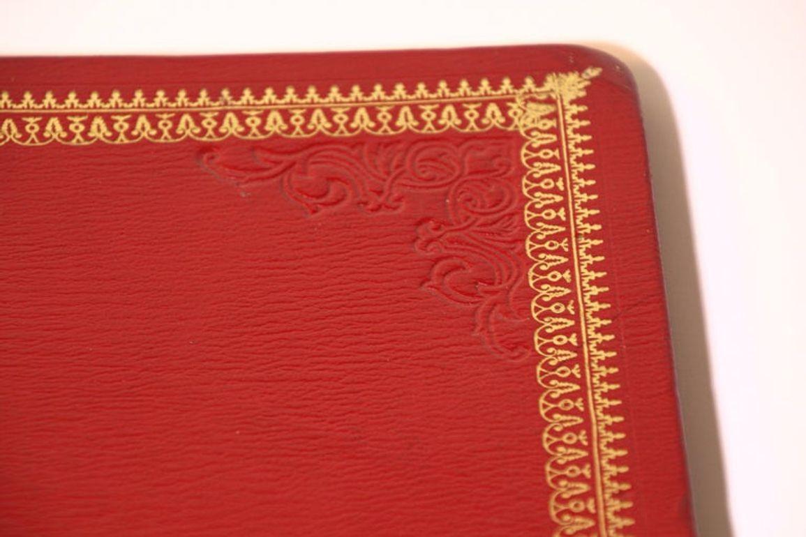 Padfolio vintage en cuir gaufré marocain.
Porte-documents en cuir vintage rouge embossé d'un motif en or 22 carats.
Cuir fait main estampillé de motifs en or 22 carats. 
La taille est de 14