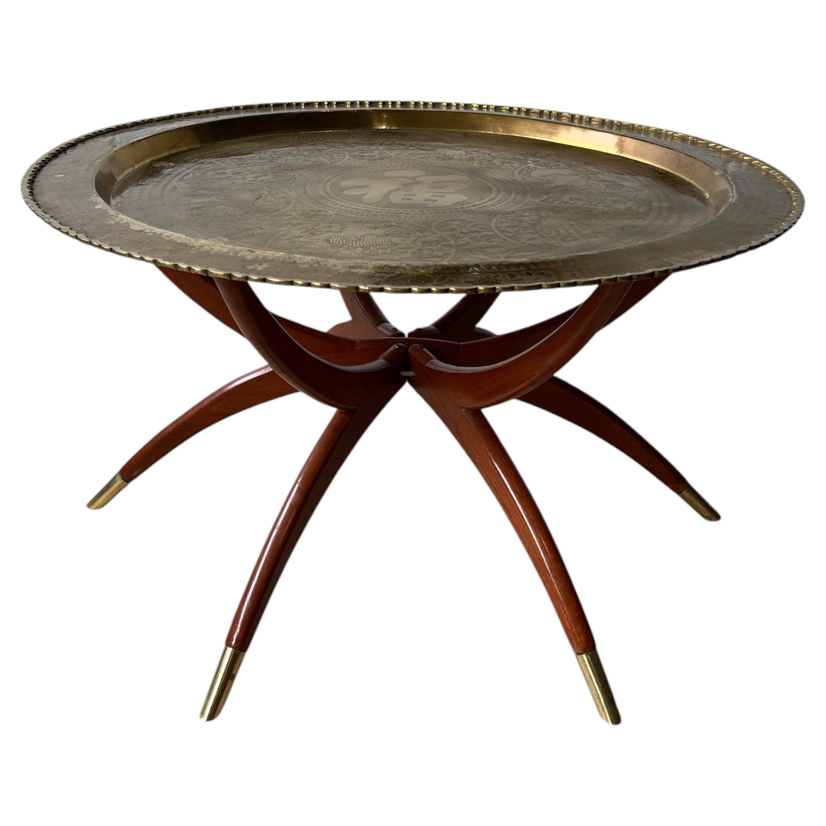 Vintage-Tabletttisch aus marokkanischem, graviertem Messing auf einem klappbaren Spinnenfußgestell aus Teakholz im Angebot