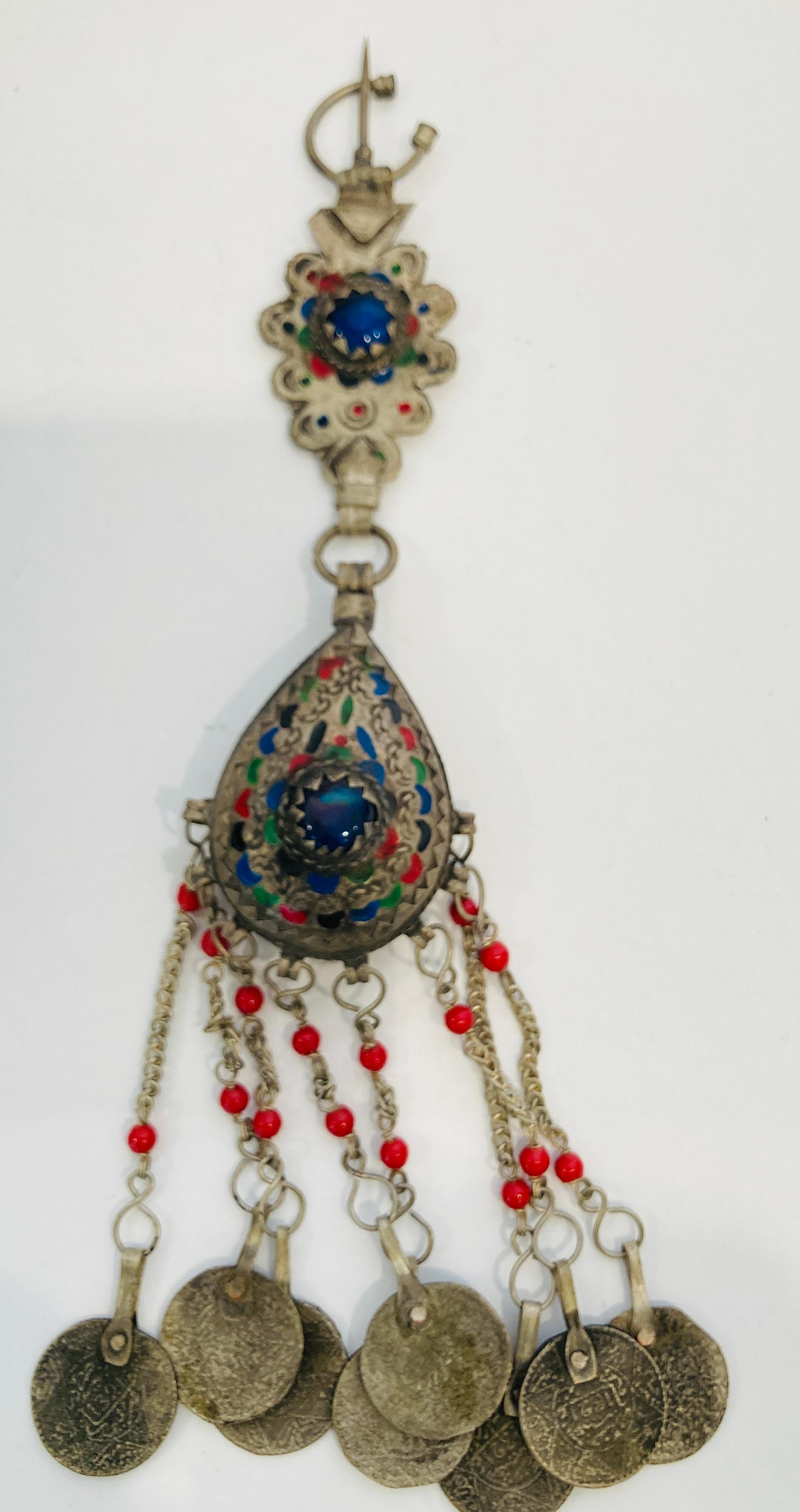 Beautiful vintage Moroccan ethnic fibula.
A fibula was used to close a woman's veil in the Middle East and North Africa.
Handcrafted by Berber and Nomadic Women from the High Atlas of Morocco.
Total length: 10 in. tassels length: 3.5 in.
Made of