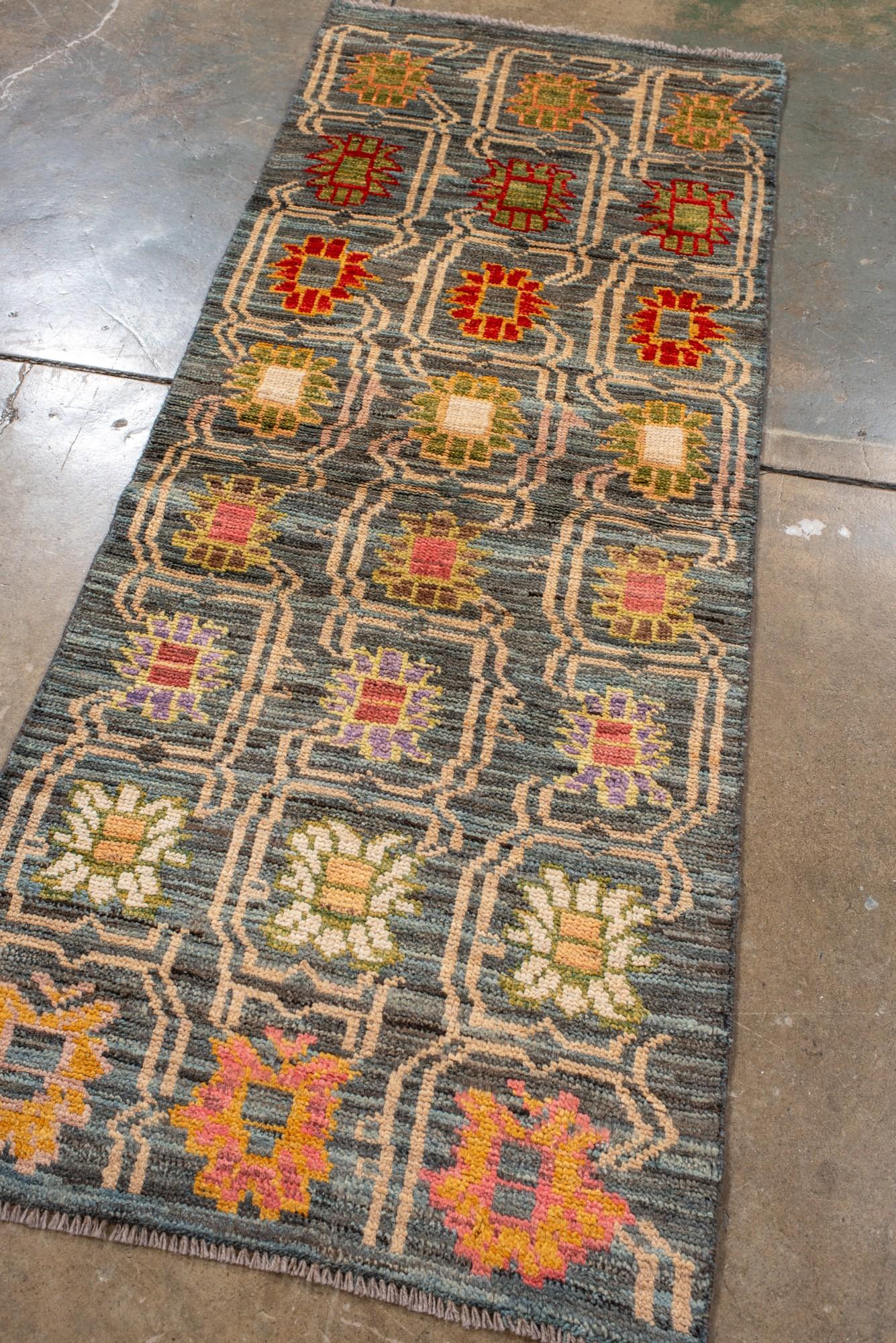 Vintage Marokkanischer Flachgewebe-Läufer mit abstrakten Blumenmotiven (Handgeknüpft) im Angebot