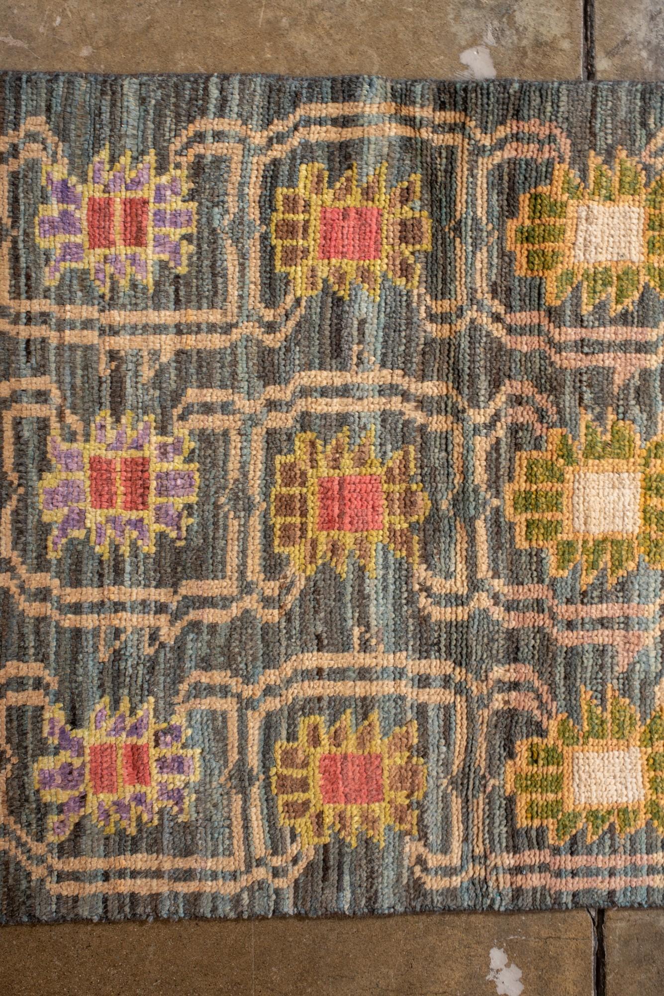 Vintage Marokkanischer Flachgewebe-Läufer mit abstrakten Blumenmotiven (Wolle) im Angebot