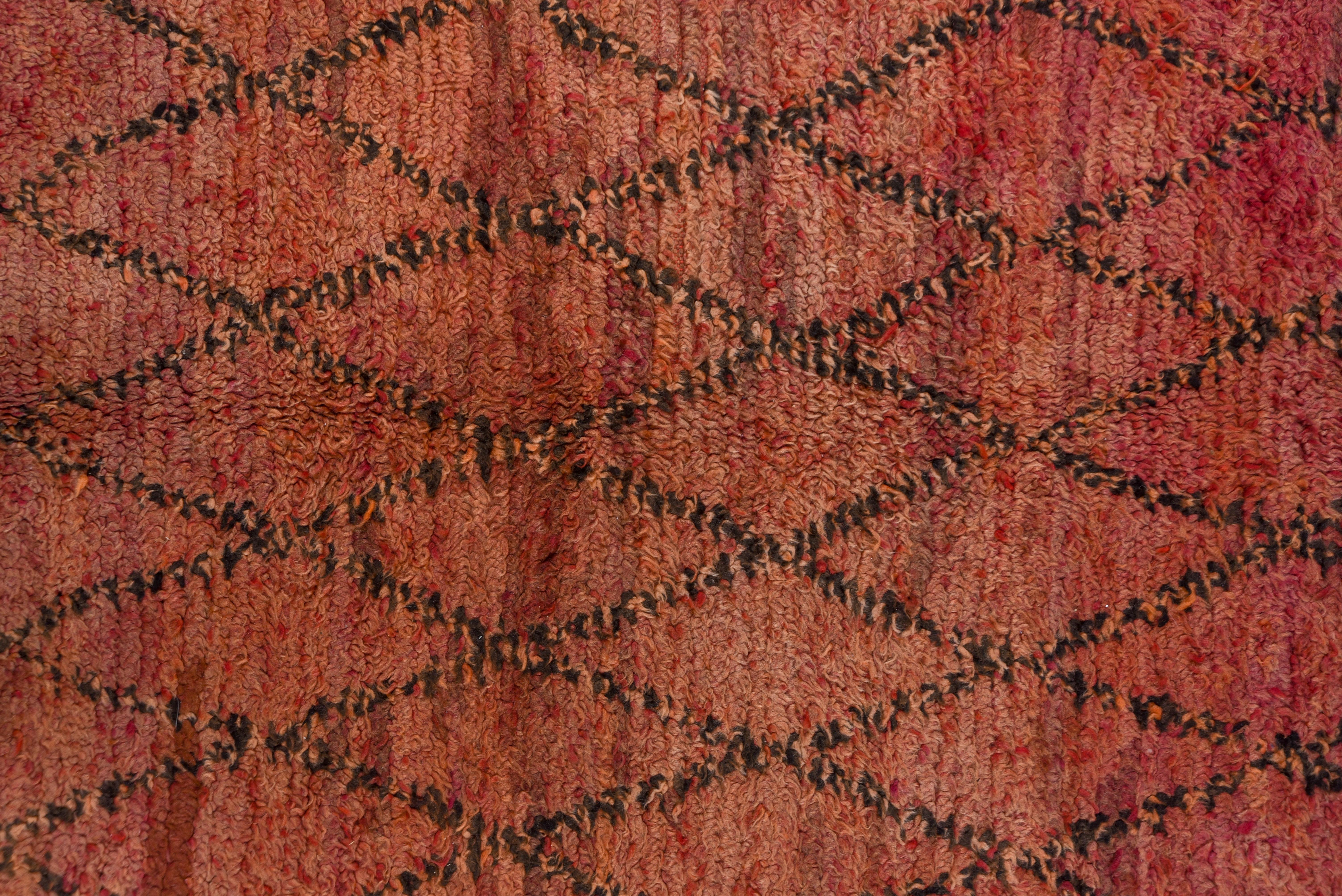 Marokkanischer Galerie-Teppich:: ca. 1940er Jahre:: lila Feld:: karierte Bordüren (Stammeskunst) im Angebot