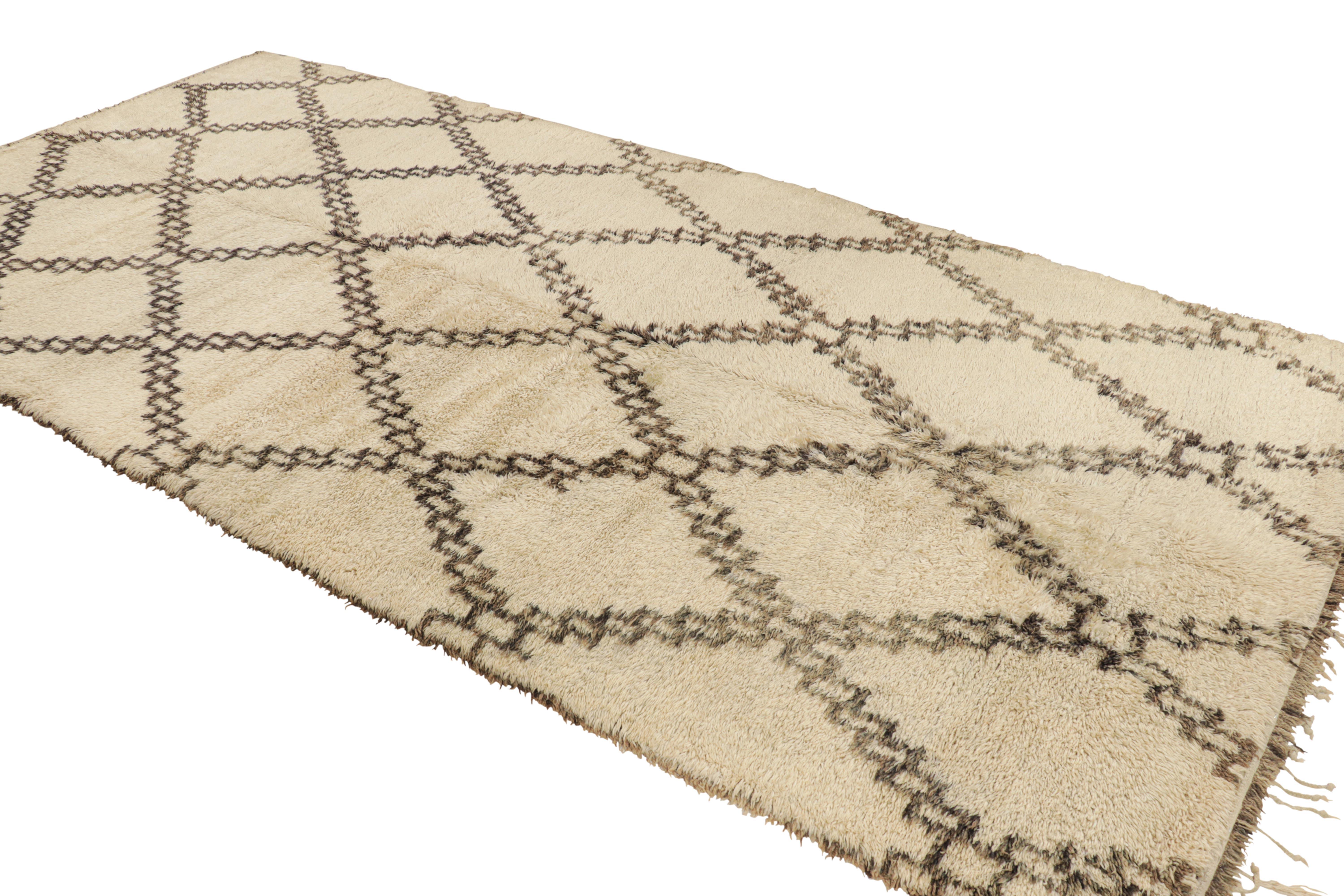 Vintage Moroccan Gallery Runner Rug in Cream with Brown Lozenges  Rug & Kilim In Good Condition For Sale In Long Island City, NY