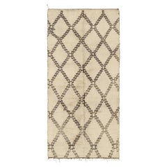 Alfombra marroquí vintage de color crema con rombos marrones  Rug & Kilim