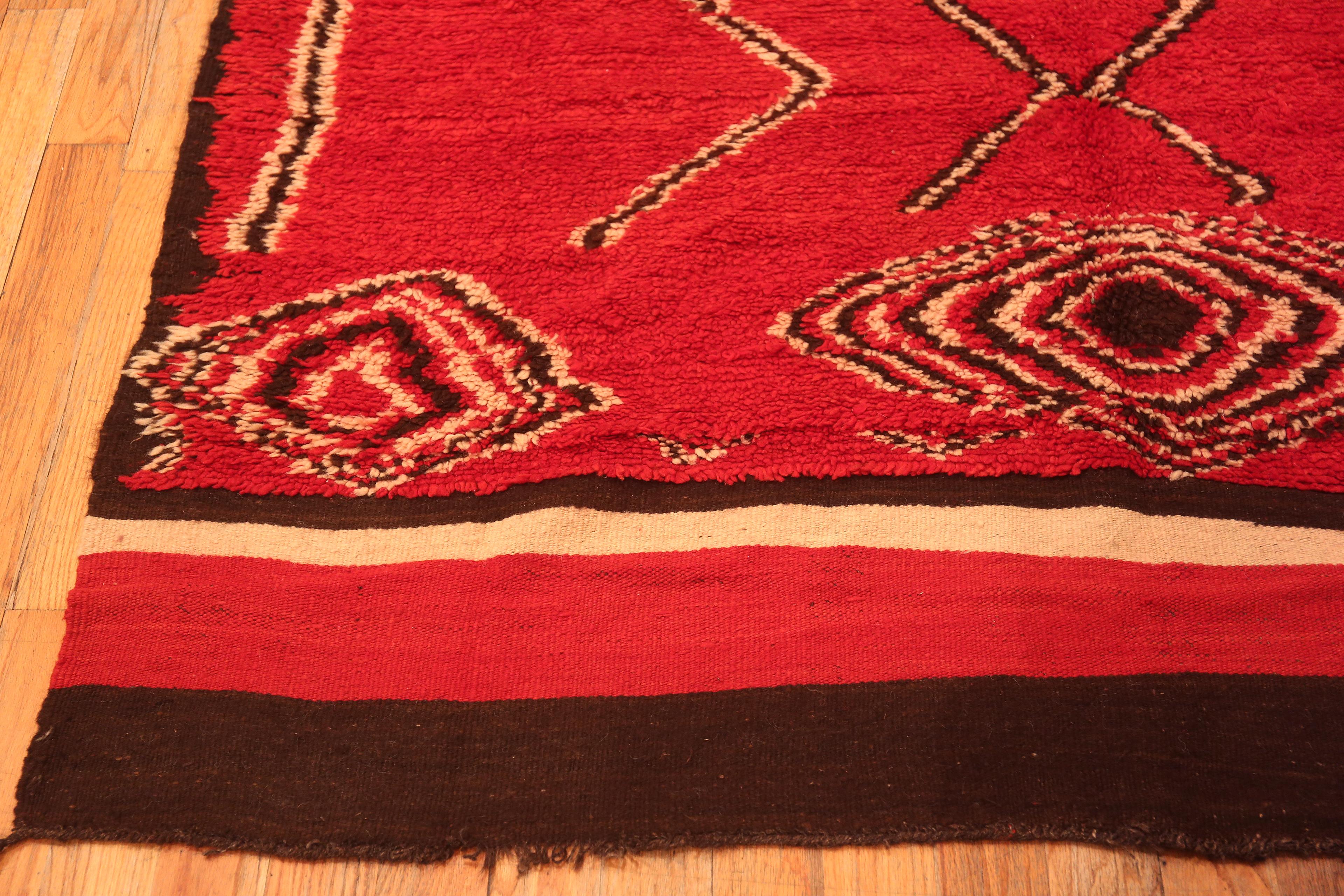 Schöner fettroter marokkanischer Vintage-Stammesteppich in Galeriegröße, Herkunftsland: Marokko, Entstehungszeit: Vintage By

Größe: 5 ft 10 in x 12 ft (1,78 m x 3,66 m)
