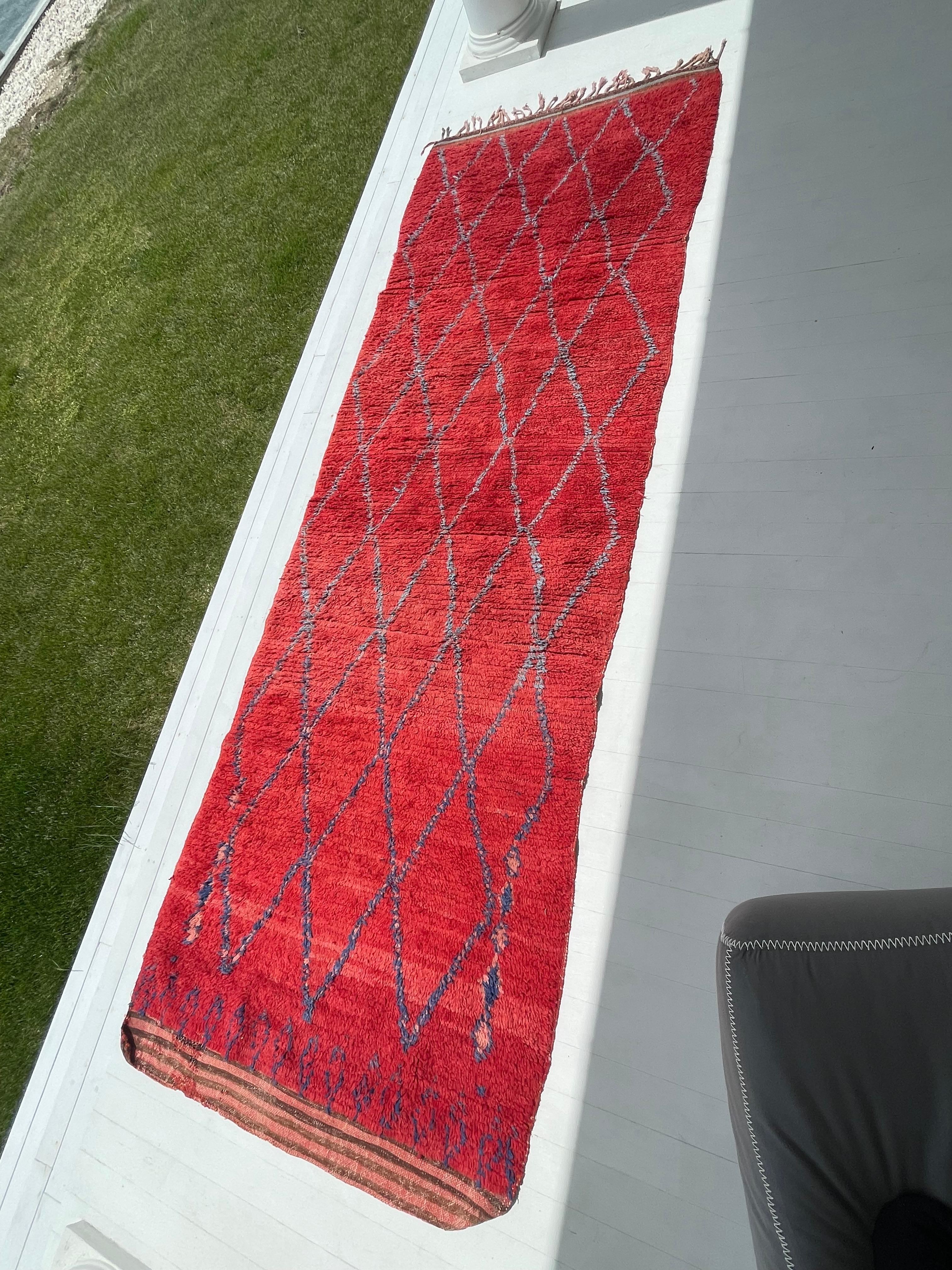 Schöner marokkanischer Läufer im Vintage-Stil mit klassischem geometrischem Design und kräftigen Farben aus natürlichen Farbstoffen. Die Wolle wird im mährischen Atlasgebirge von Hand geknüpft. Die klare und einfache Komposition passt zu jedem