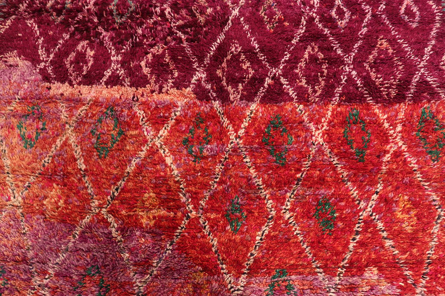 Magnifique tapis marocain géométrique violet, pays d'origine : Maroc, date : vers le milieu du 20e siècle. Taille : 1,78 m x 2,69 m (5 ft 10 in x 8 ft 10 in).