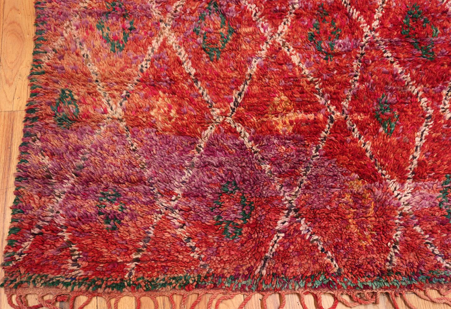 Marokkanischer geometrischer lila Vintage-Teppich. Größe: 5 ft 10 in x 8 ft 10 in (Stammeskunst) im Angebot