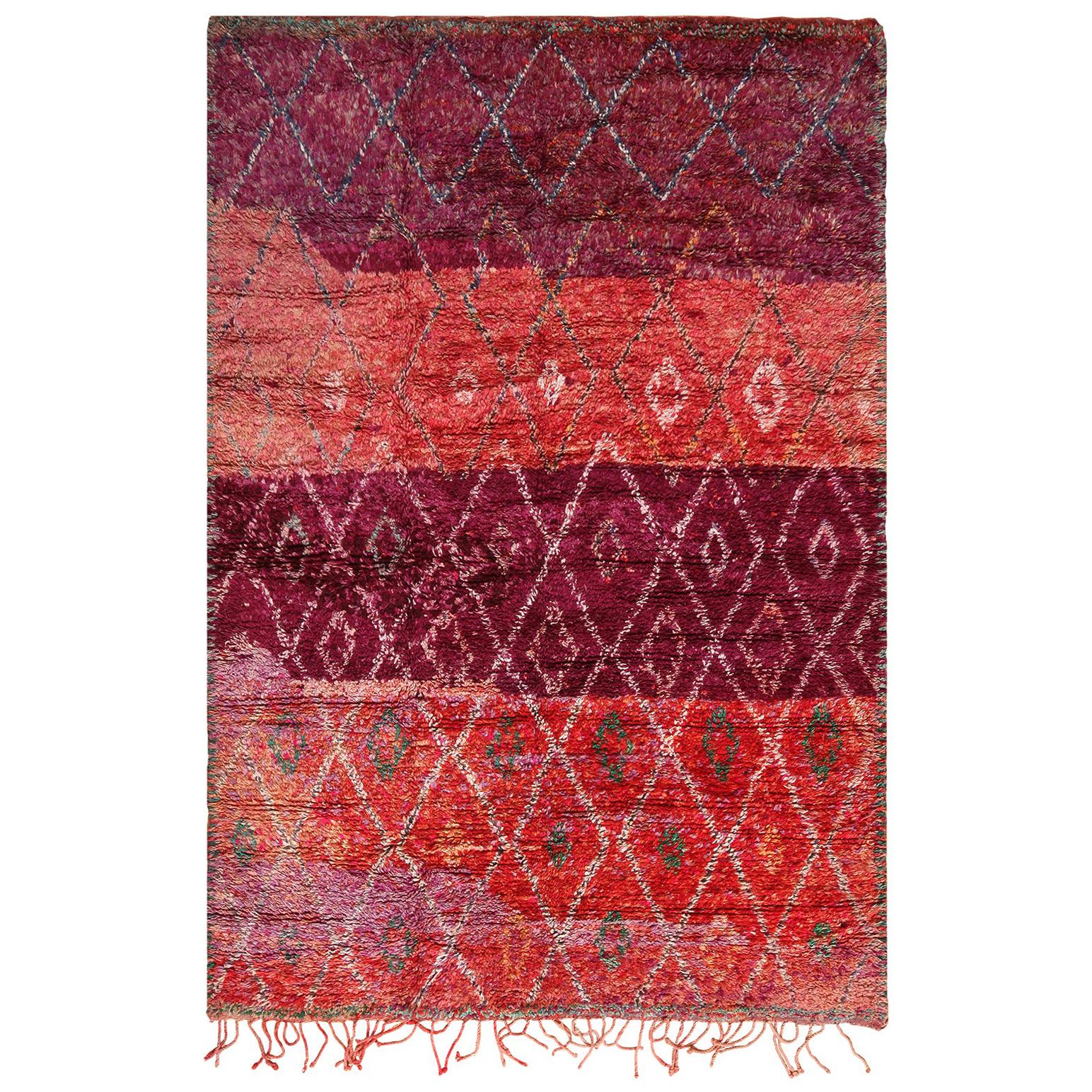 Tapis marocain vintage géométrique violet. Taille : 2,54 m x 3,40 m en vente