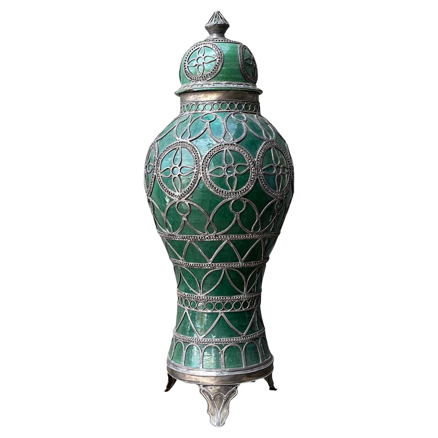 Urna marocchina vintage con coperchio in ceramica smaltata
