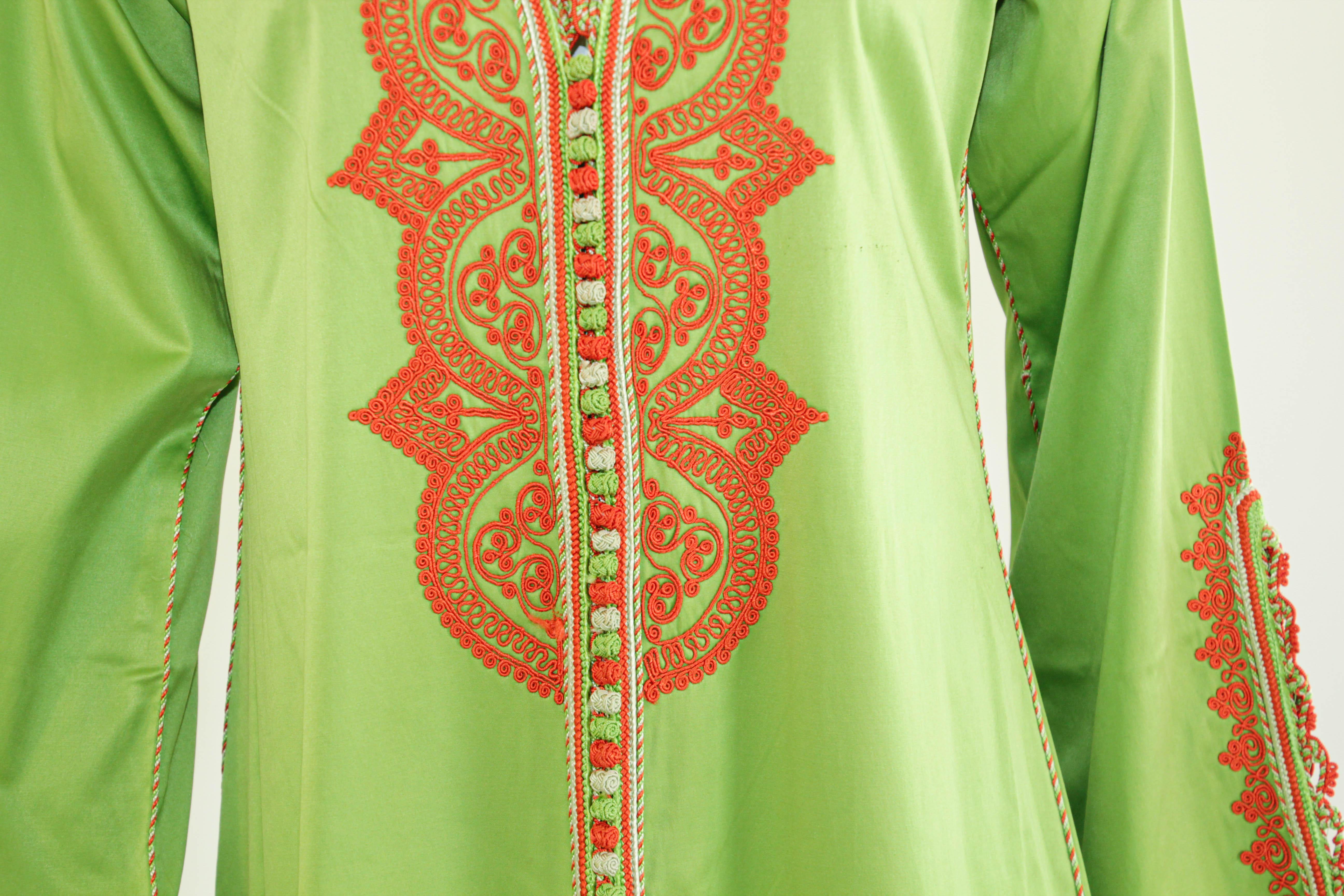 Vintage Moroccan Green Kaftan with Orange Embroideries In Good Condition For Sale In North Hollywood, CA