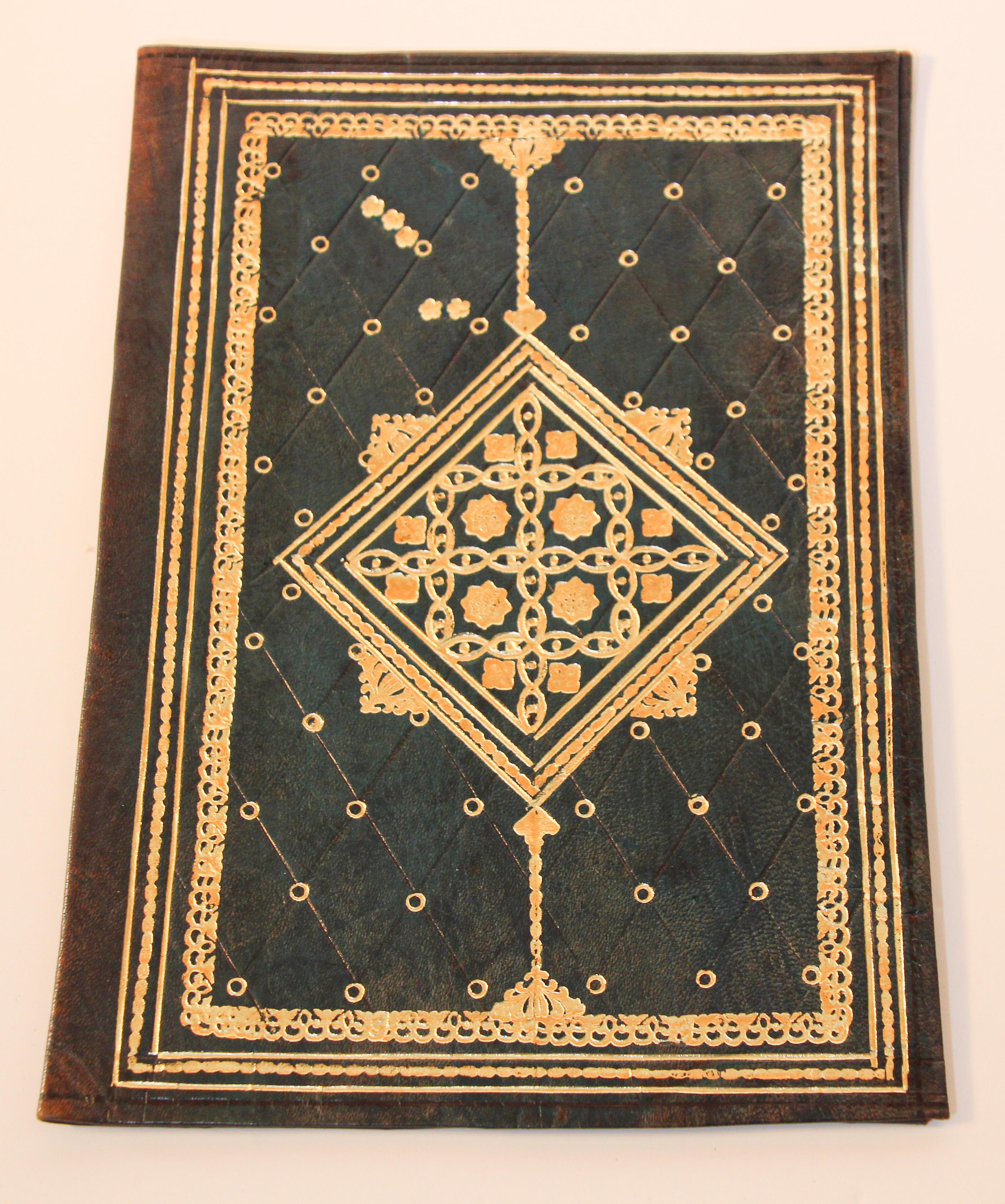 Vintage leather Moroccan portfolio.
Green and gold vintage Moroccan leather hand tooled leather stationary folder.
Size is 10