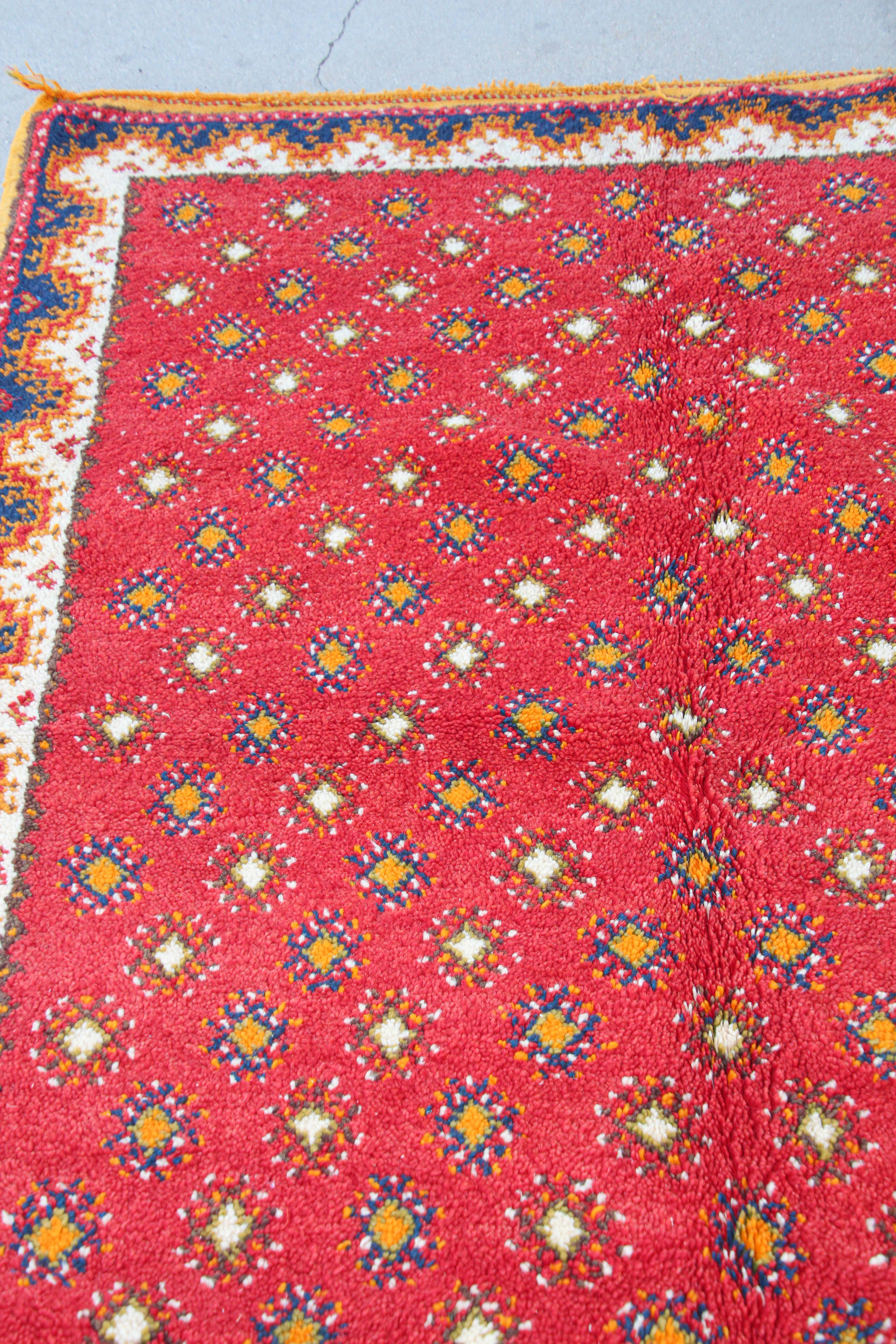 1960s Vintage Moroccan Hand-Woven Berber Carpet In Good Condition For Sale In North Hollywood, CA
