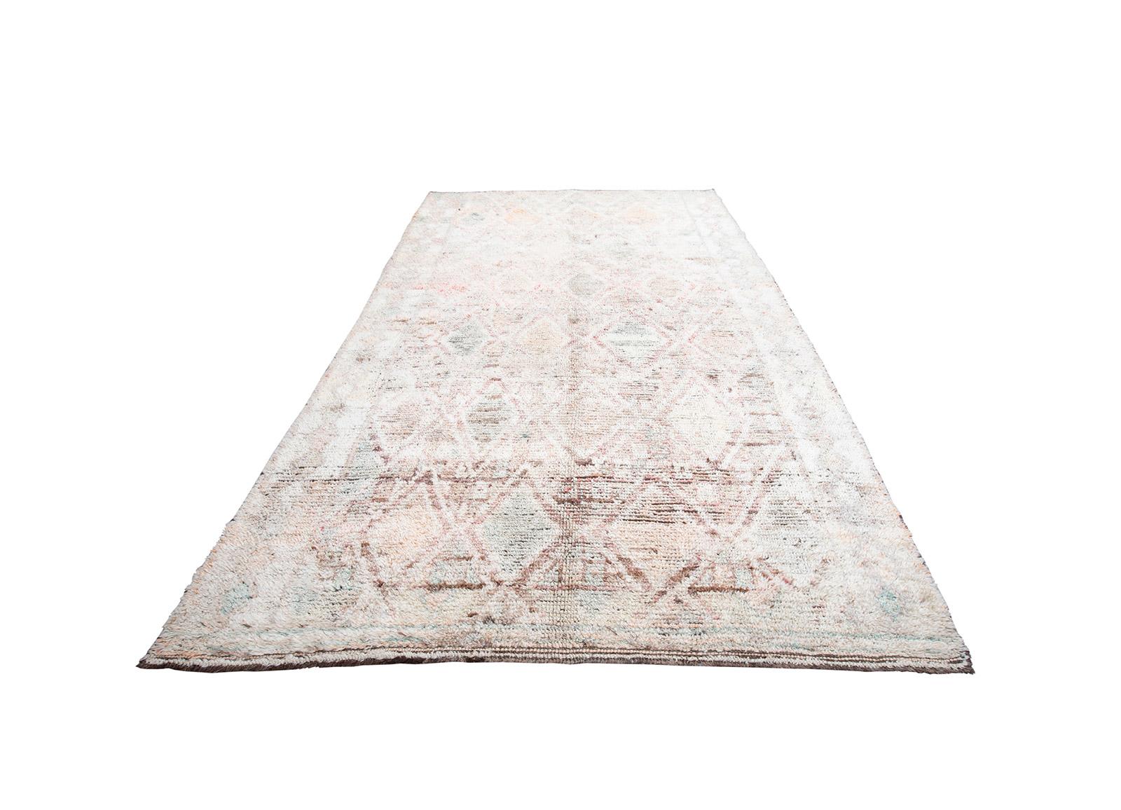 Alfombra Marroquí Vintage Anudada a Mano con Diseño de Diamantes en Beige y Rosa Pálido Anudado a mano en venta
