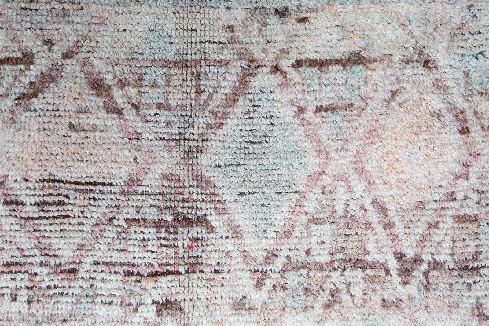 Alfombra Marroquí Vintage Anudada a Mano con Diseño de Diamantes en Beige y Rosa Pálido en Bueno estado para la venta en New York, NY