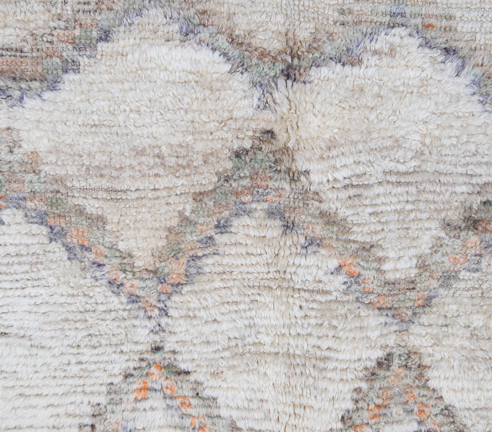 Marokkanischer handgeknüpfter Teppich mit Rautenmuster in Sand und Beige (Handgeknüpft) im Angebot