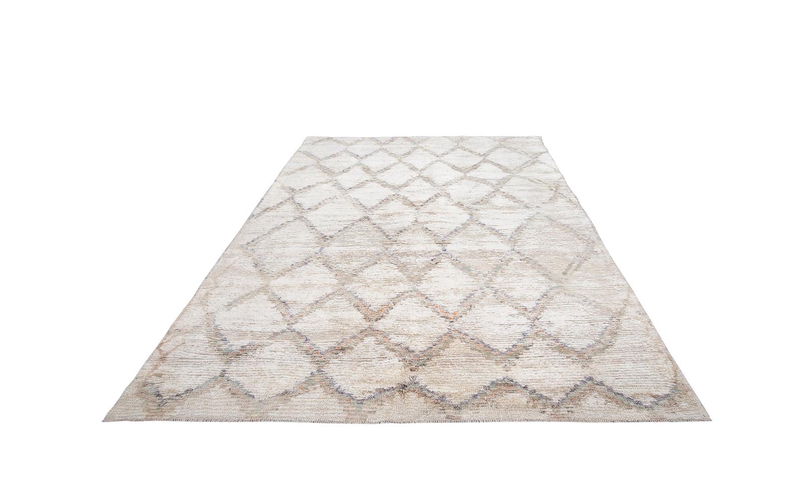 Marokkanischer handgeknüpfter Teppich mit Rautenmuster in Sand und Beige im Zustand „Gut“ im Angebot in New York, NY