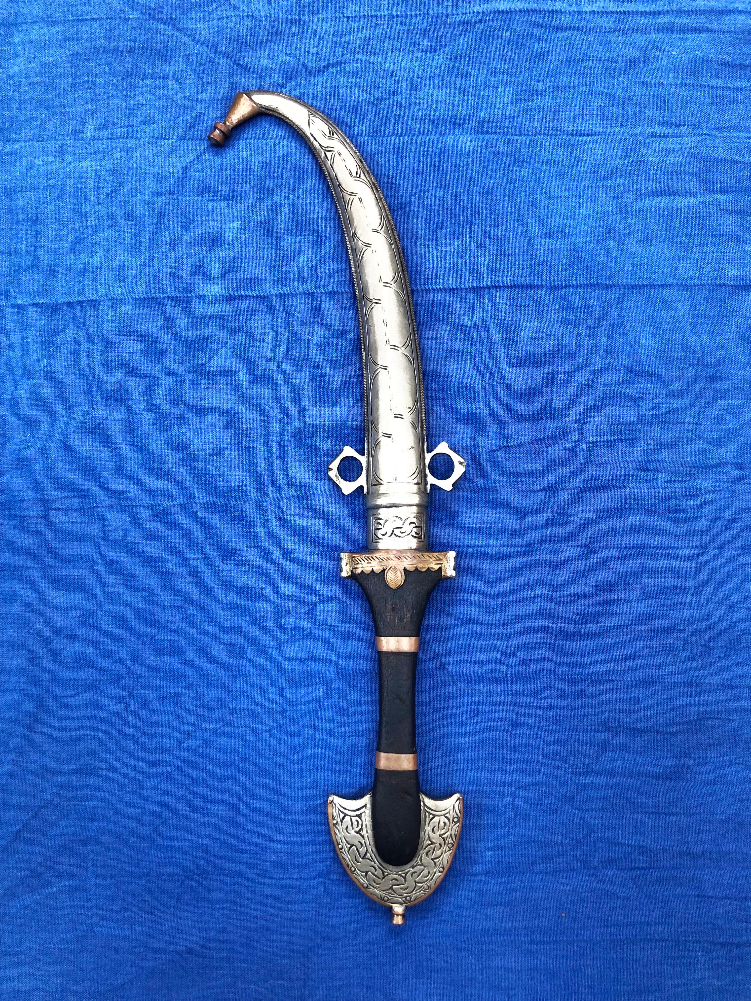curved dagger