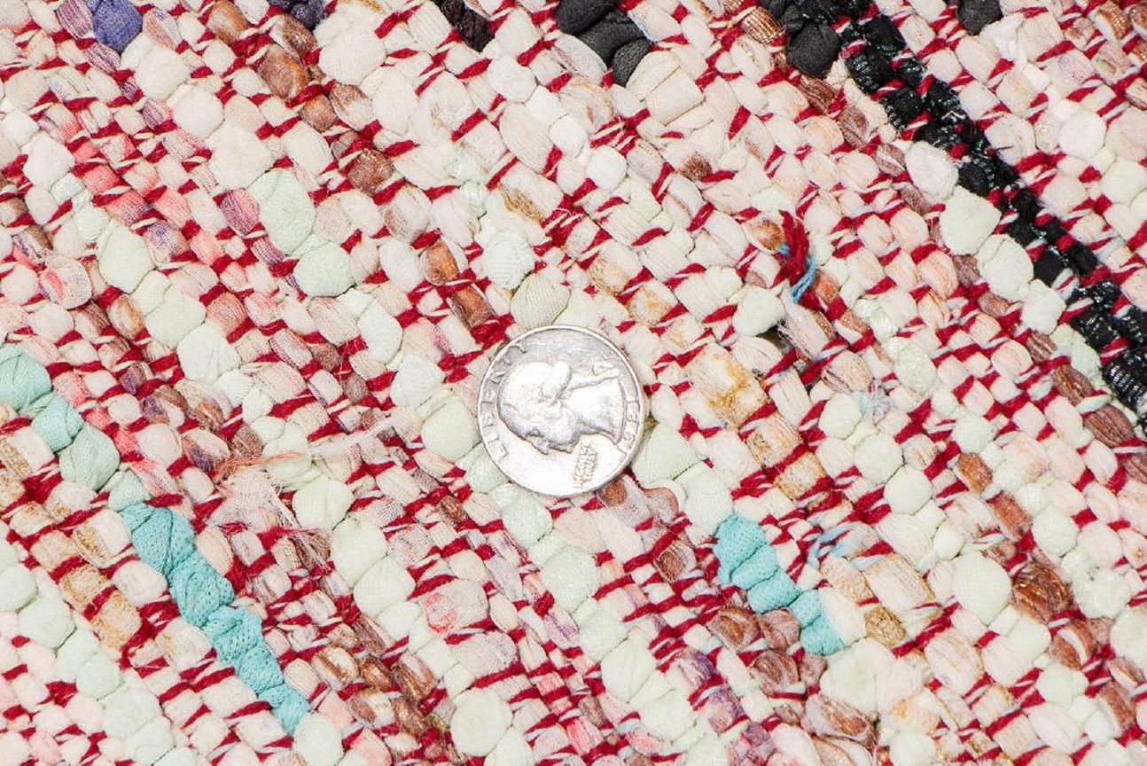 Tappeto marocchino d'epoca in Boucherite intrecciata a mano Colori blu rosso rosa In condizioni ottime in vendita a Los Angeles, CA