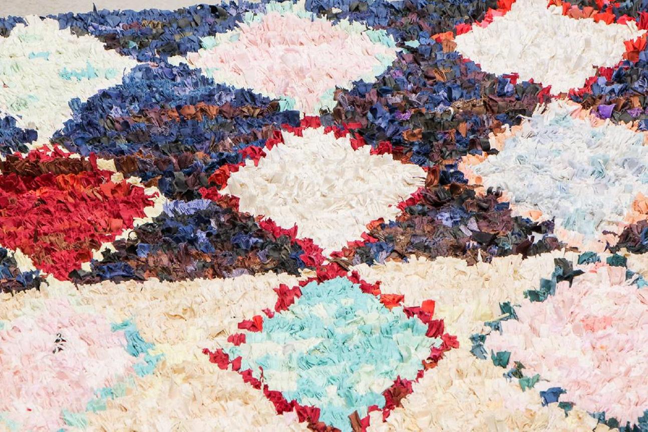 XXI secolo e contemporaneo Tappeto marocchino d'epoca in Boucherite intrecciata a mano Colori blu rosso rosa in vendita