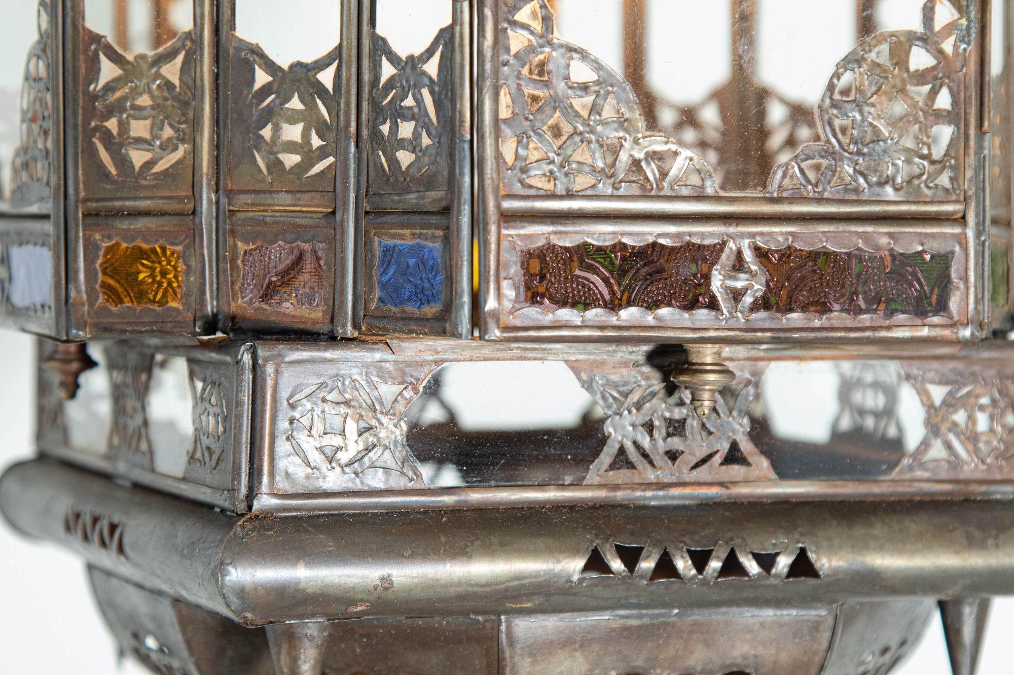 Lanterne suspendue marocaine vintage en verre clair et multicolore fabriquée à Marrakech en vente 2