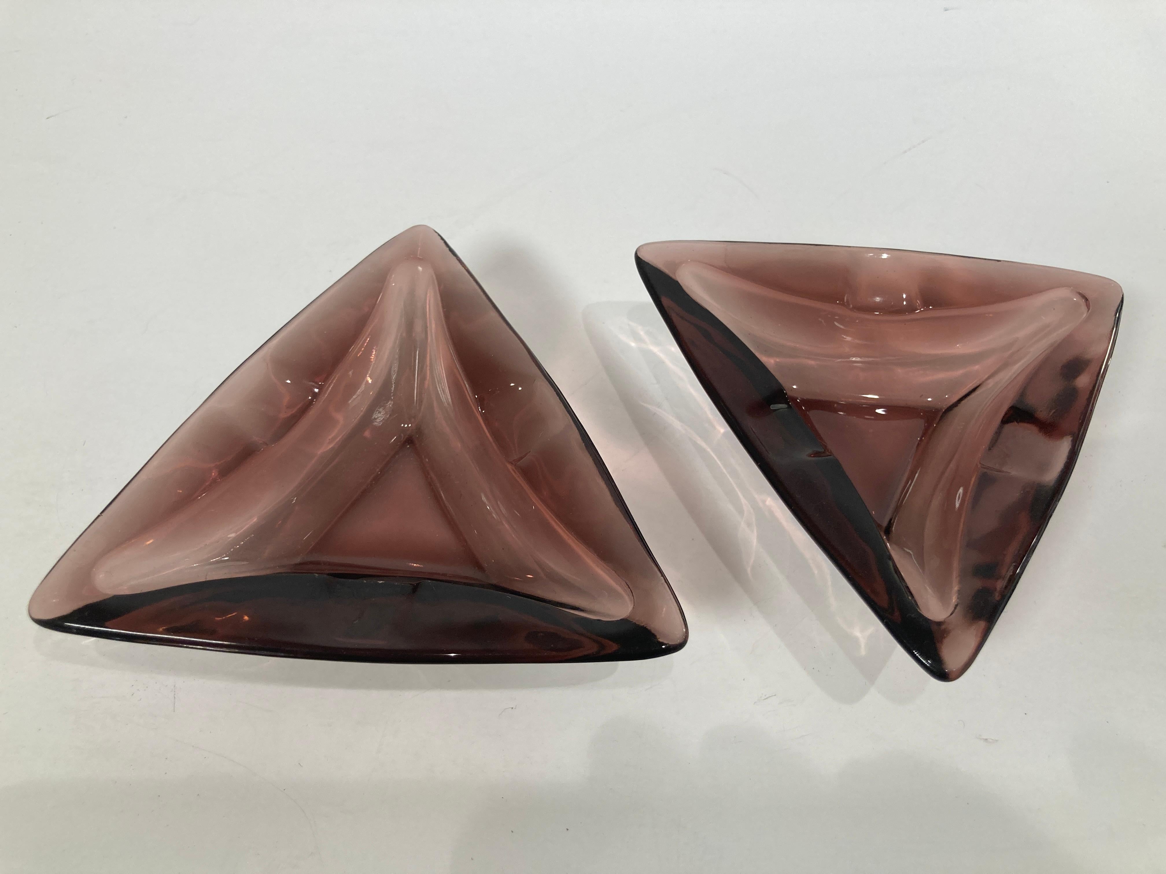 Vintage Moroccan Hazel Atlas Amethyst Triangle Pair of Ashtrays For Sale 2