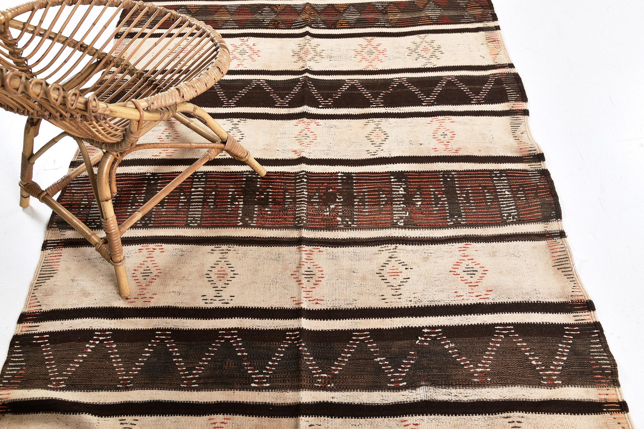 Marokkanischer Atlas-Berber-Kelim mit Stammesmotiven im Zustand „Gut“ im Angebot in WEST HOLLYWOOD, CA