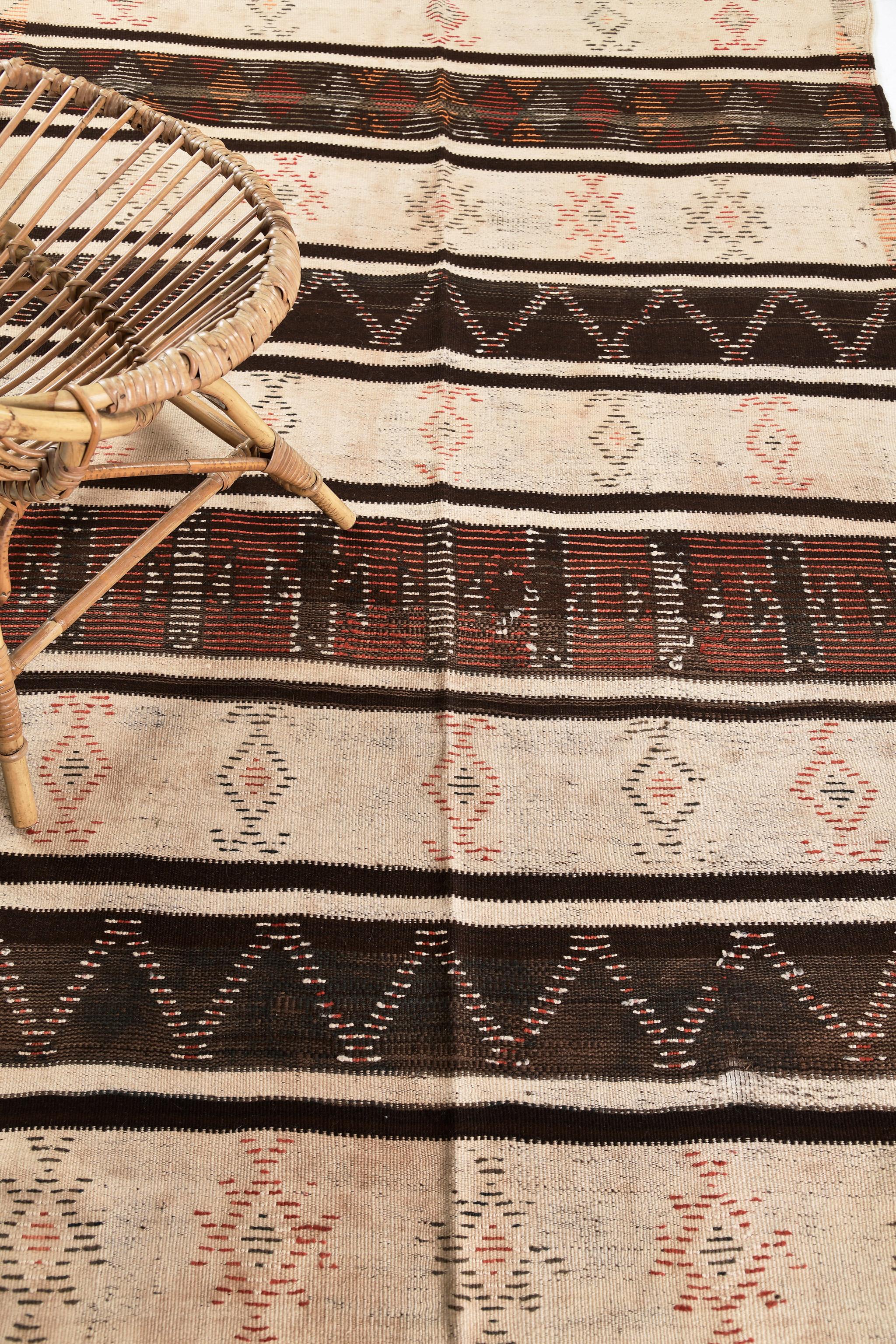 Marokkanischer Atlas-Berber-Kelim mit Stammesmotiven (20. Jahrhundert) im Angebot