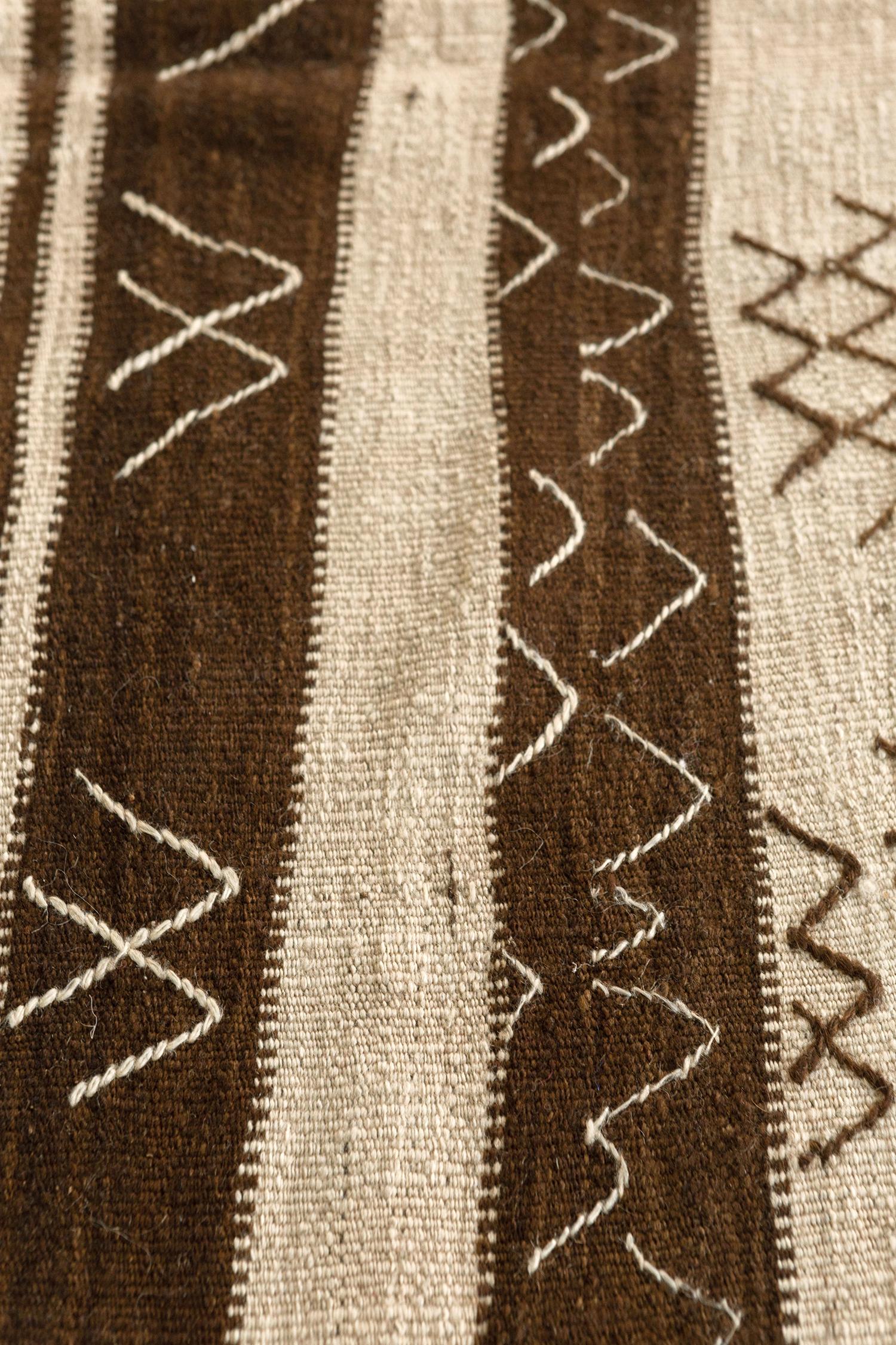 Milieu du XXe siècle Vieux Kilim marocain de la tribu berbère du Haut Atlas en vente