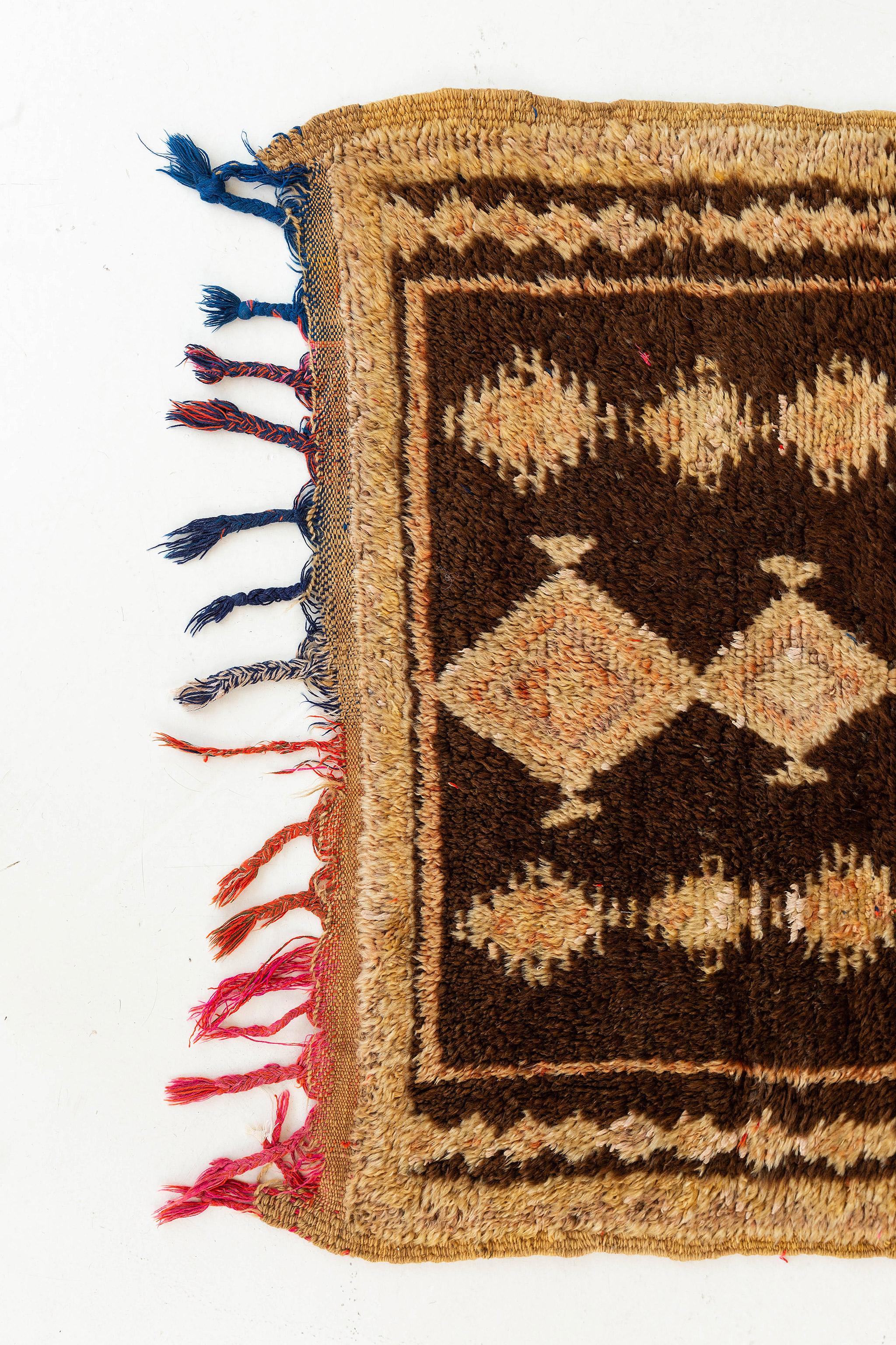 Marokkanischer Hoch Atlas-Teppich mit Stammesmotiven (Handgeknüpft) im Angebot