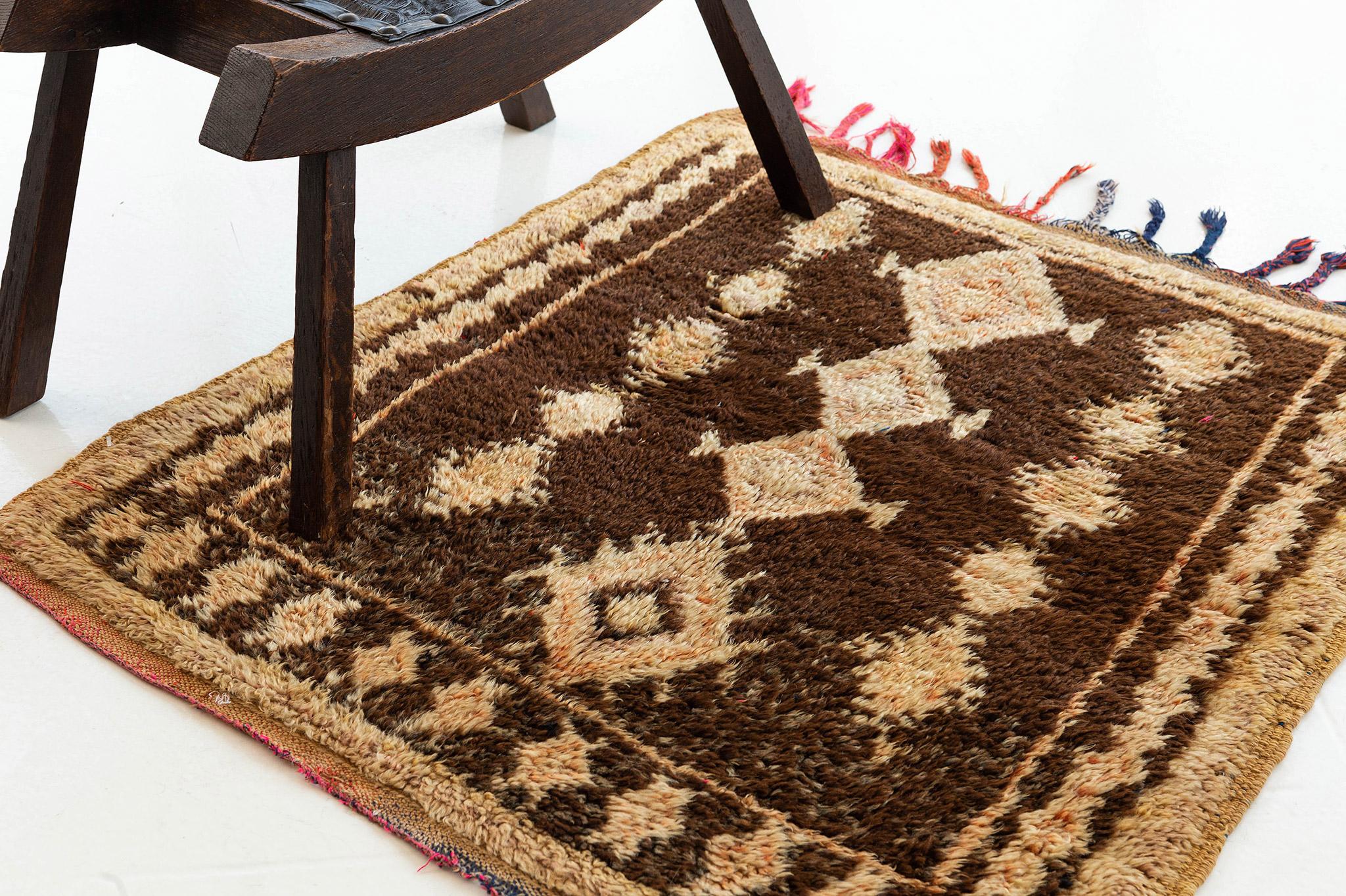 Marokkanischer Hoch Atlas-Teppich mit Stammesmotiven im Zustand „Gut“ im Angebot in WEST HOLLYWOOD, CA