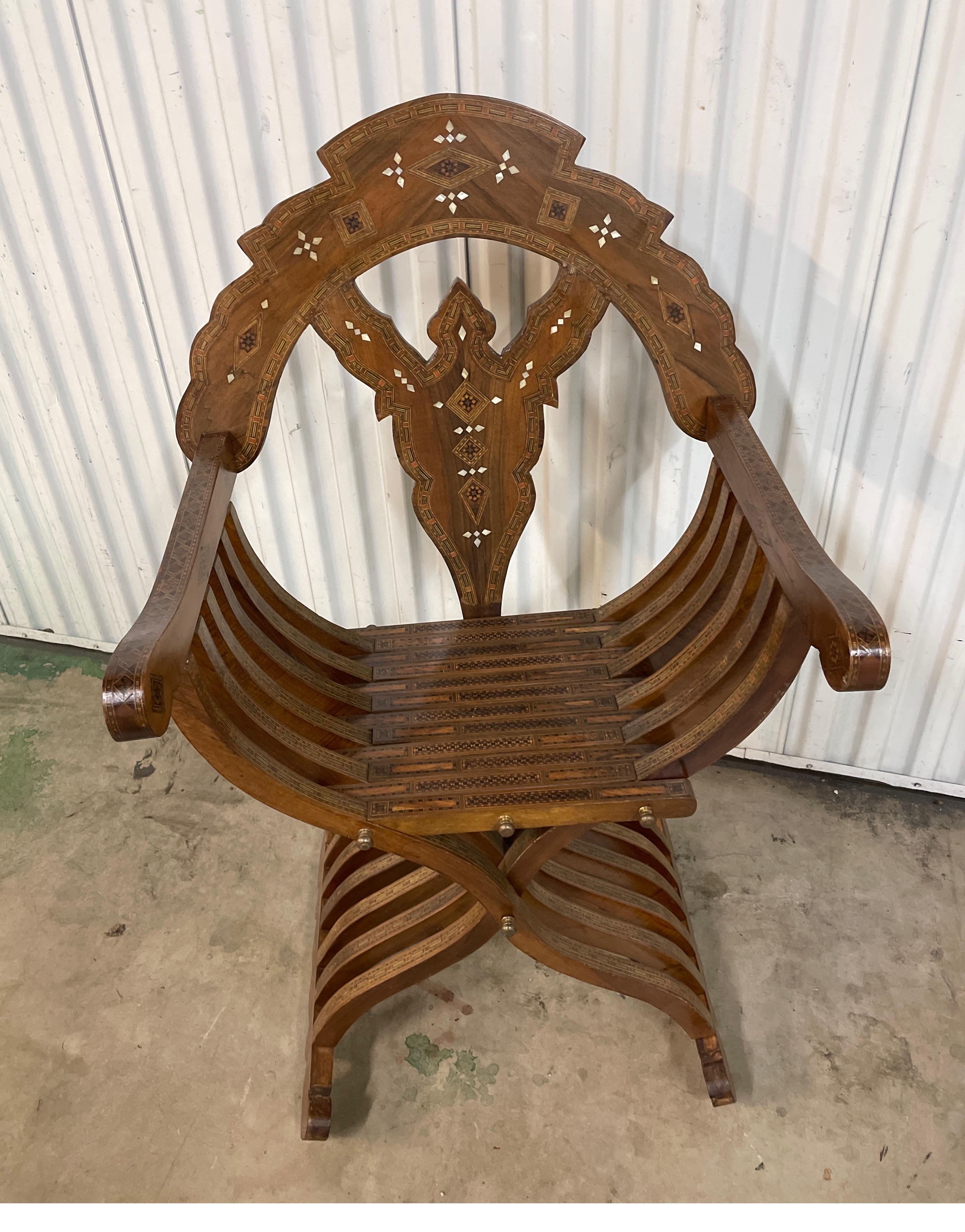 Fauteuil vintage en nacre et bois incrusté du Moyen-Orient.