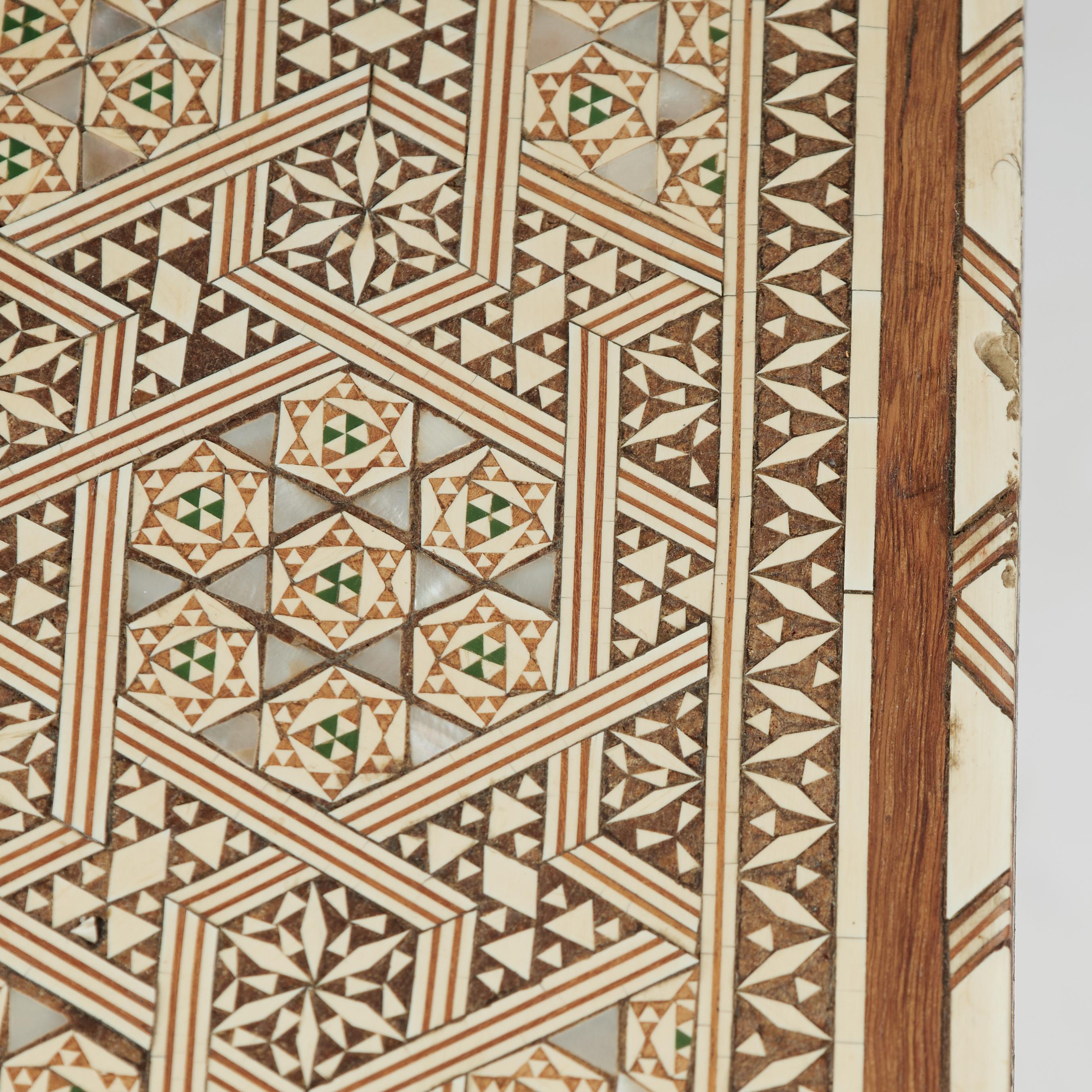 XX secolo Tavolino o supporto marocchino intarsiato d'epoca in vendita