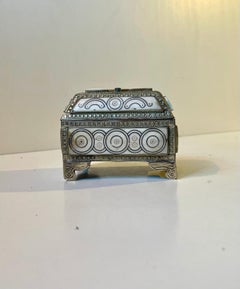 Scatola per gioielli marocchina d'epoca in metallo inciso a mano e osso di cammello