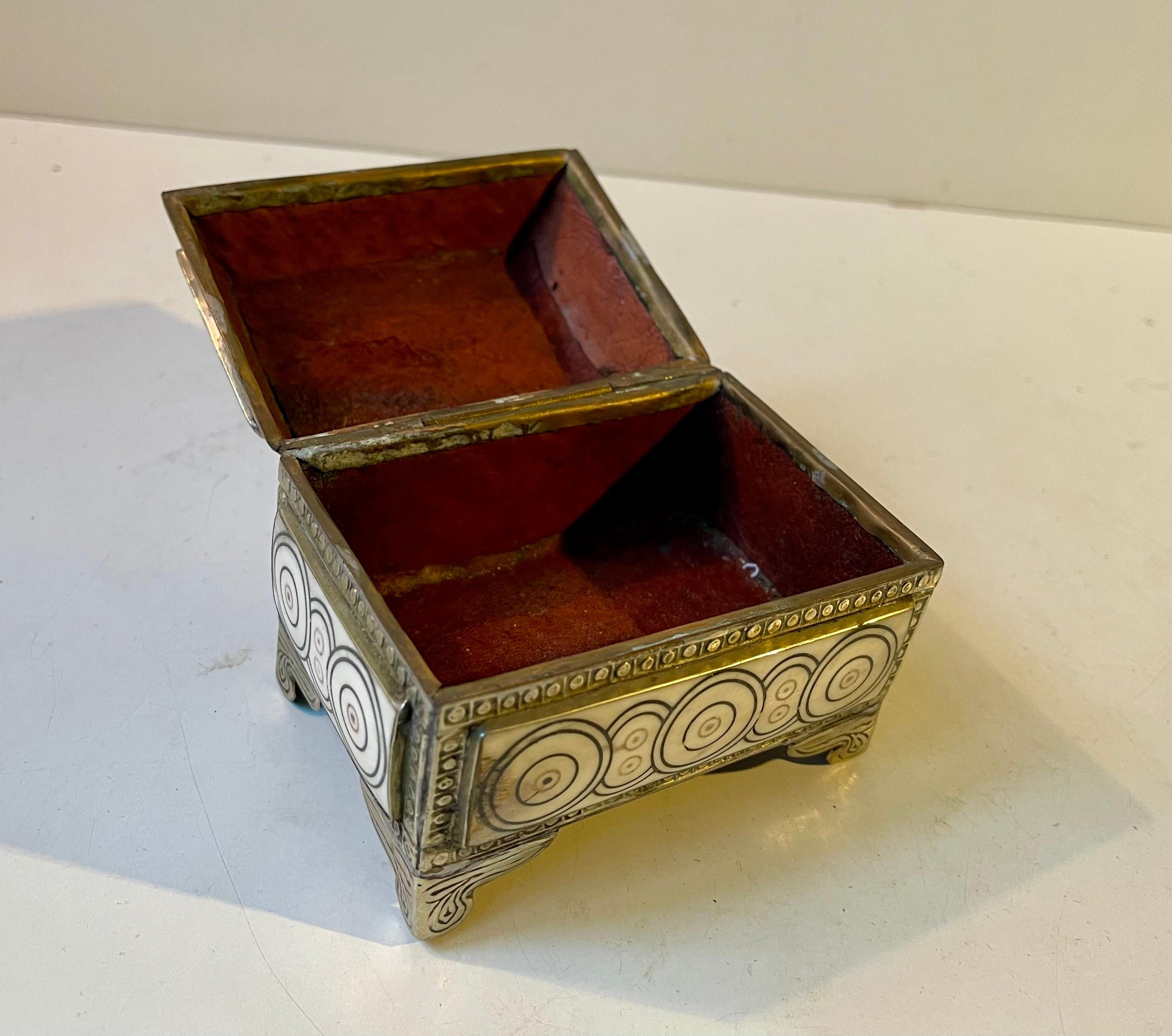 Scatola per gioielli marocchina d'epoca in metallo inciso a mano e osso di cammello In condizioni buone in vendita a Esbjerg, DK