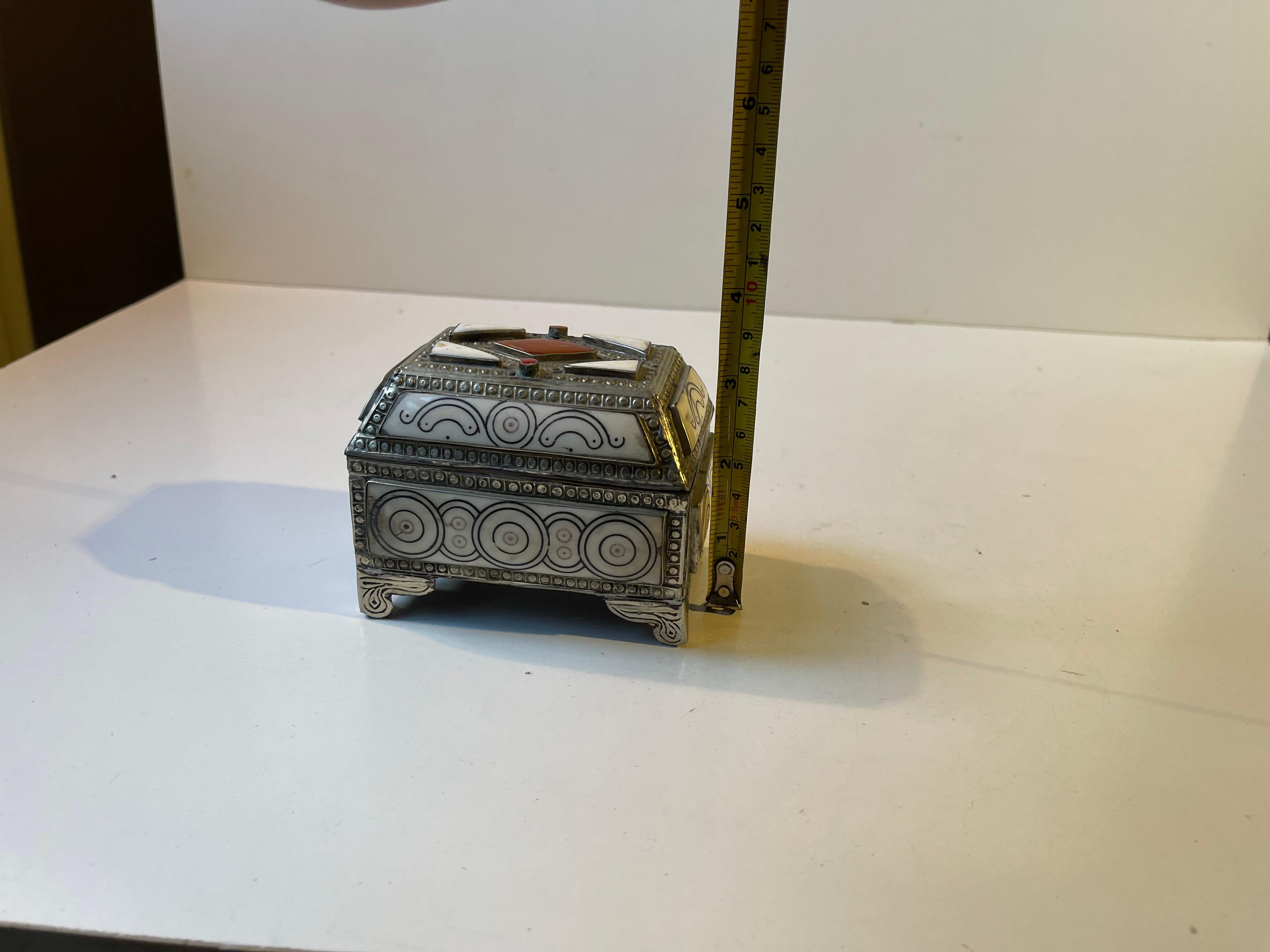 Fine XX secolo Scatola per gioielli marocchina d'epoca in metallo inciso a mano e osso di cammello in vendita