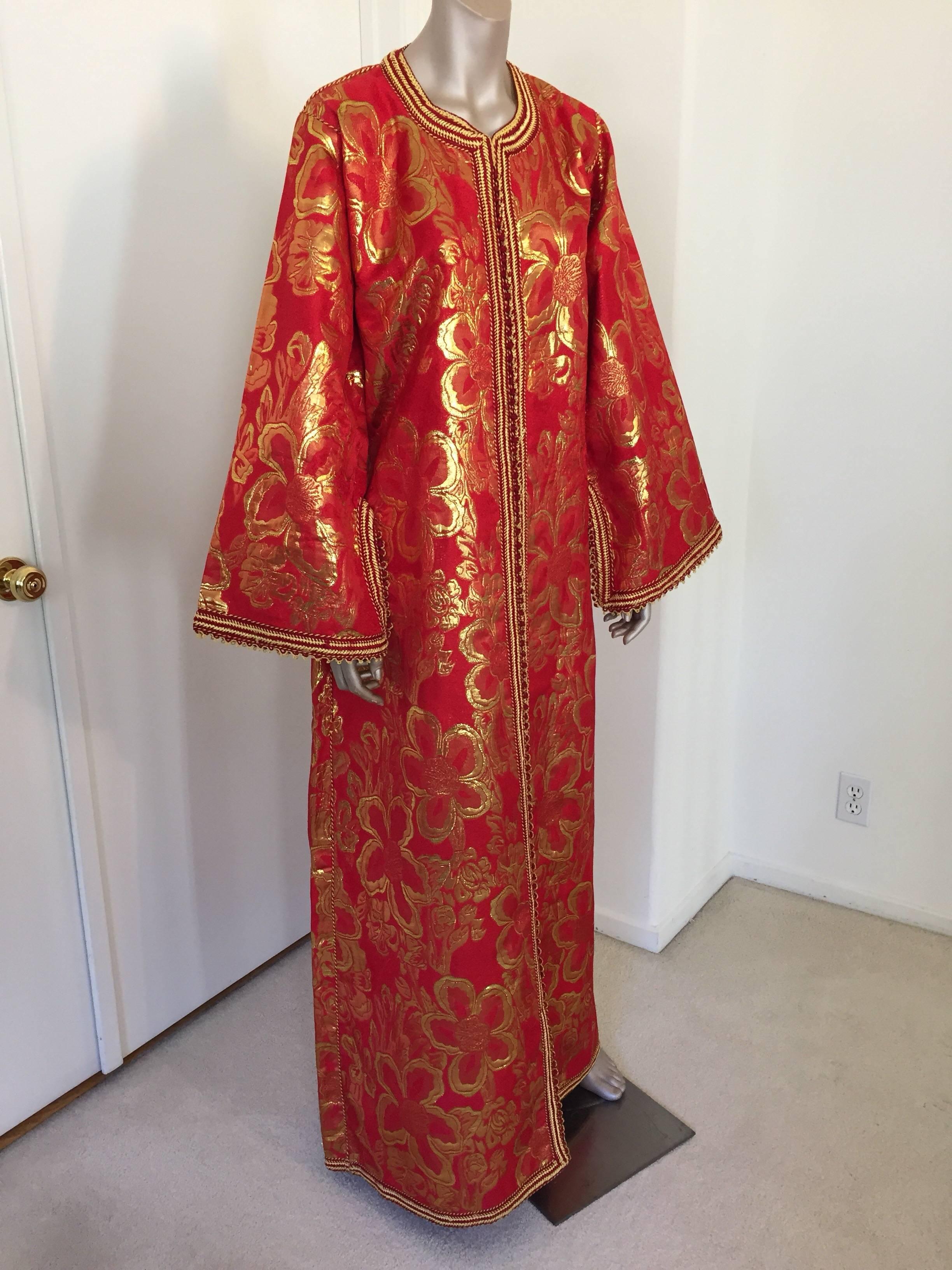 Mauresque Robe longue caftan marocaine caftan à fleurs rouges et dorées des années 1970 en vente