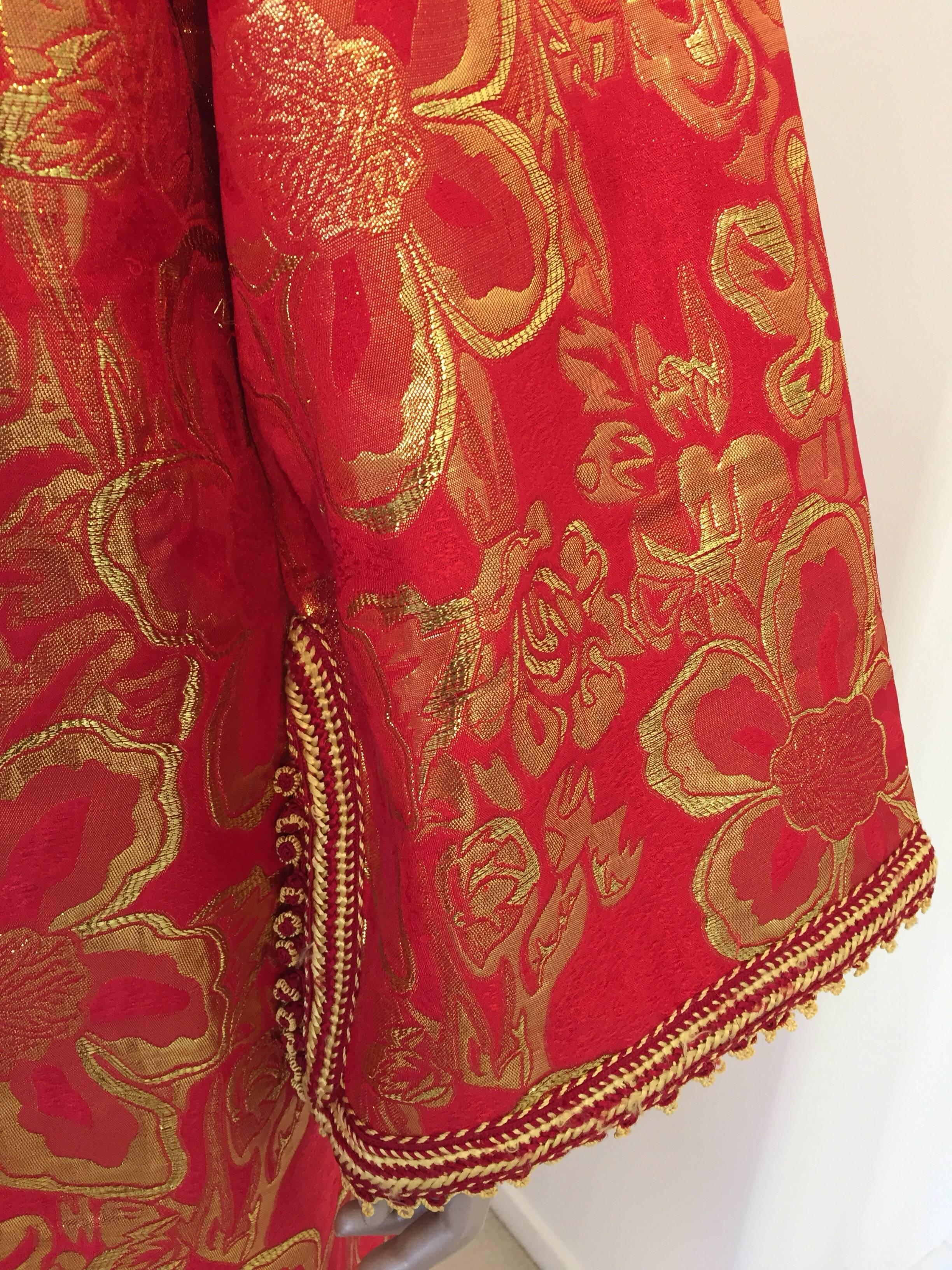 Robe longue caftan marocaine vintage Caftan en brocart à fleurs rouges et dorées (années 1970) Pour femmes en vente