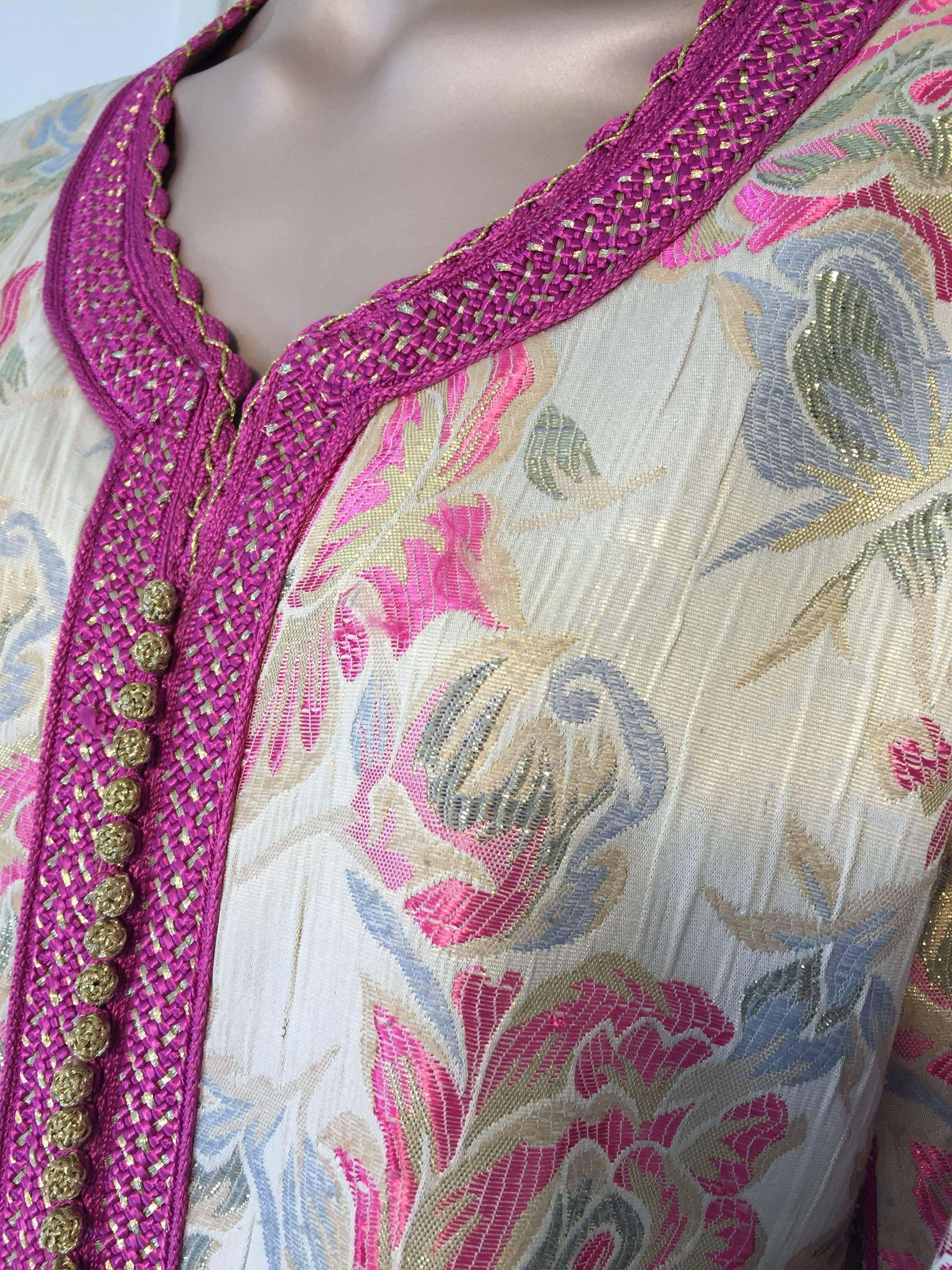 Vintage Moroccan Kaftan Brocade Embroidered with Pink and Gold Trim, circa 1970 In Good Condition For Sale In North Hollywood, CA