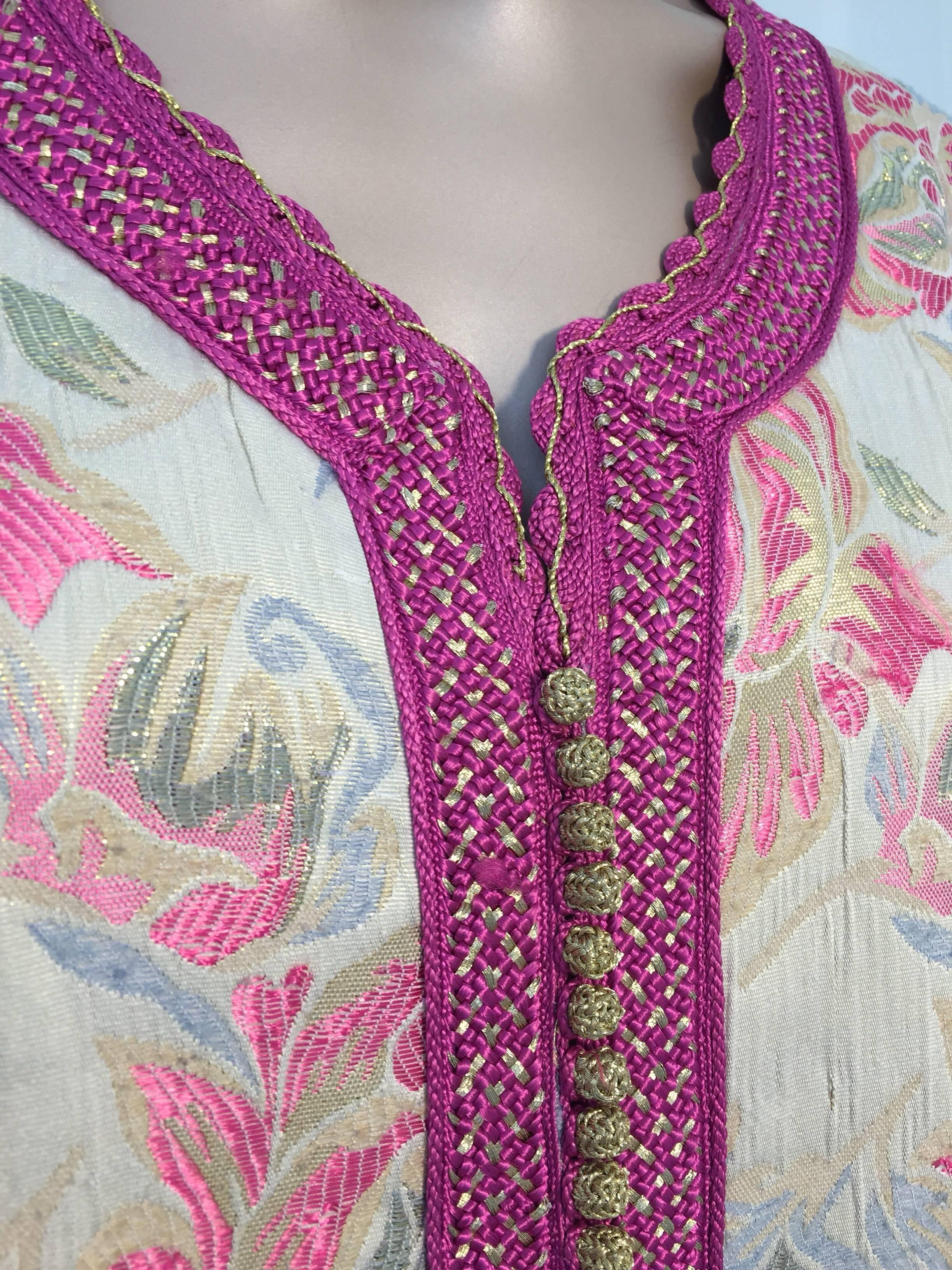 Vintage Moroccan Kaftan Brocade Embroidered with Pink and Gold Trim, circa 1970 For Sale 1
