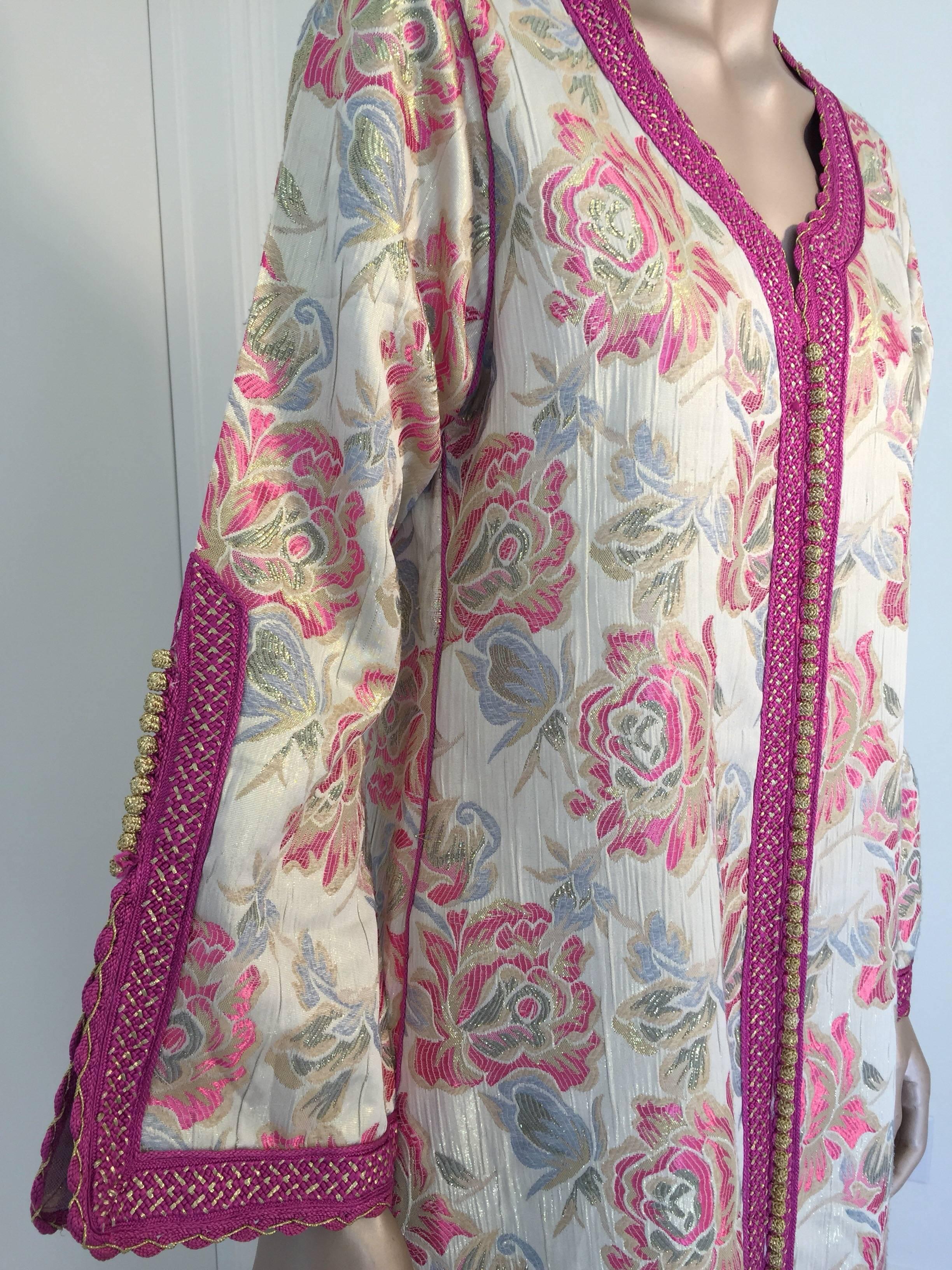 Vintage Moroccan Kaftan Brocade Embroidered with Pink and Gold Trim, circa 1970 For Sale 3