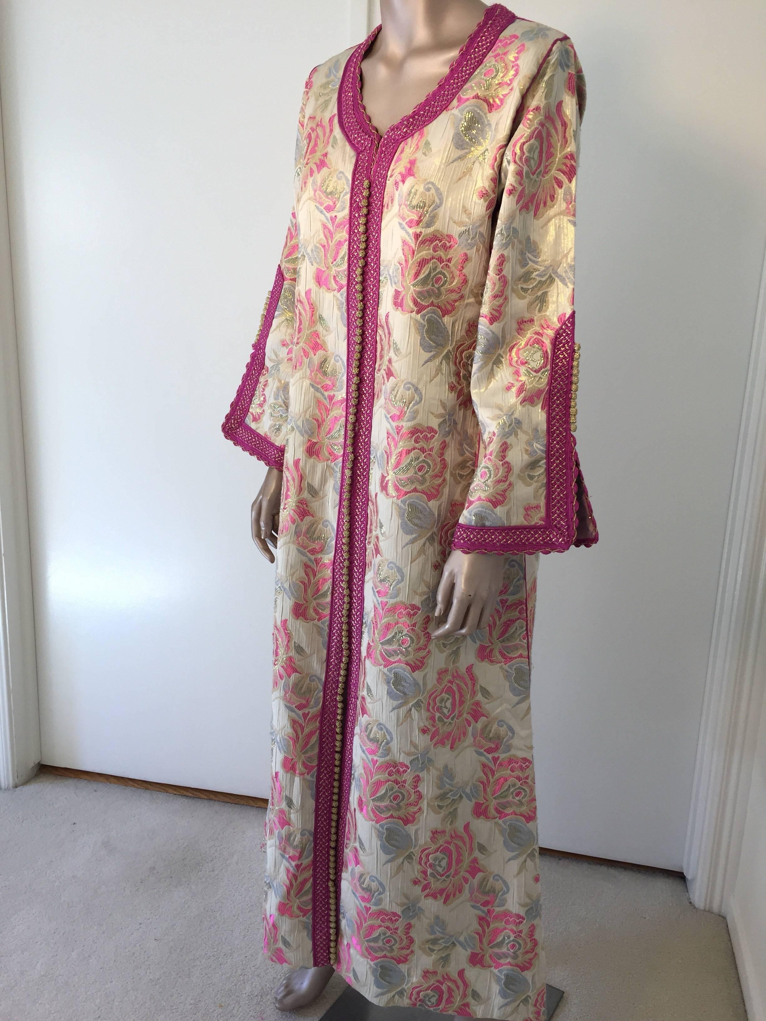 Vintage Moroccan Kaftan Brocade Embroidered with Pink and Gold Trim, circa 1970 For Sale 4
