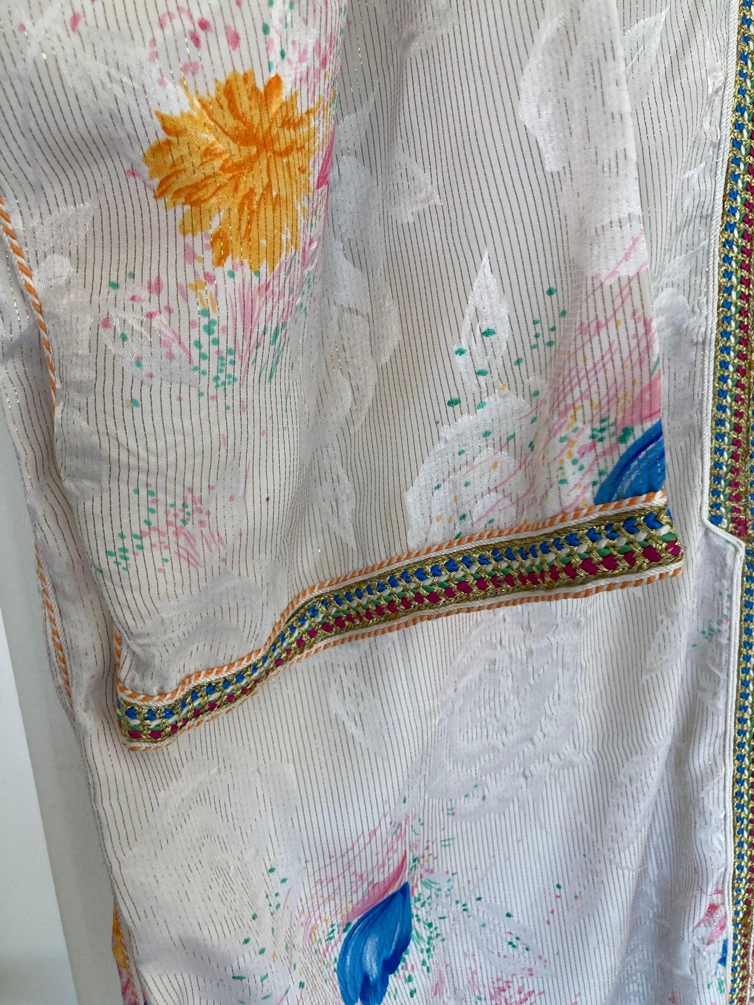 Marokkanischer Vintage-Kaftan in Weiß mit Blumenmuster, ca. 1970 (Islamisch) im Angebot