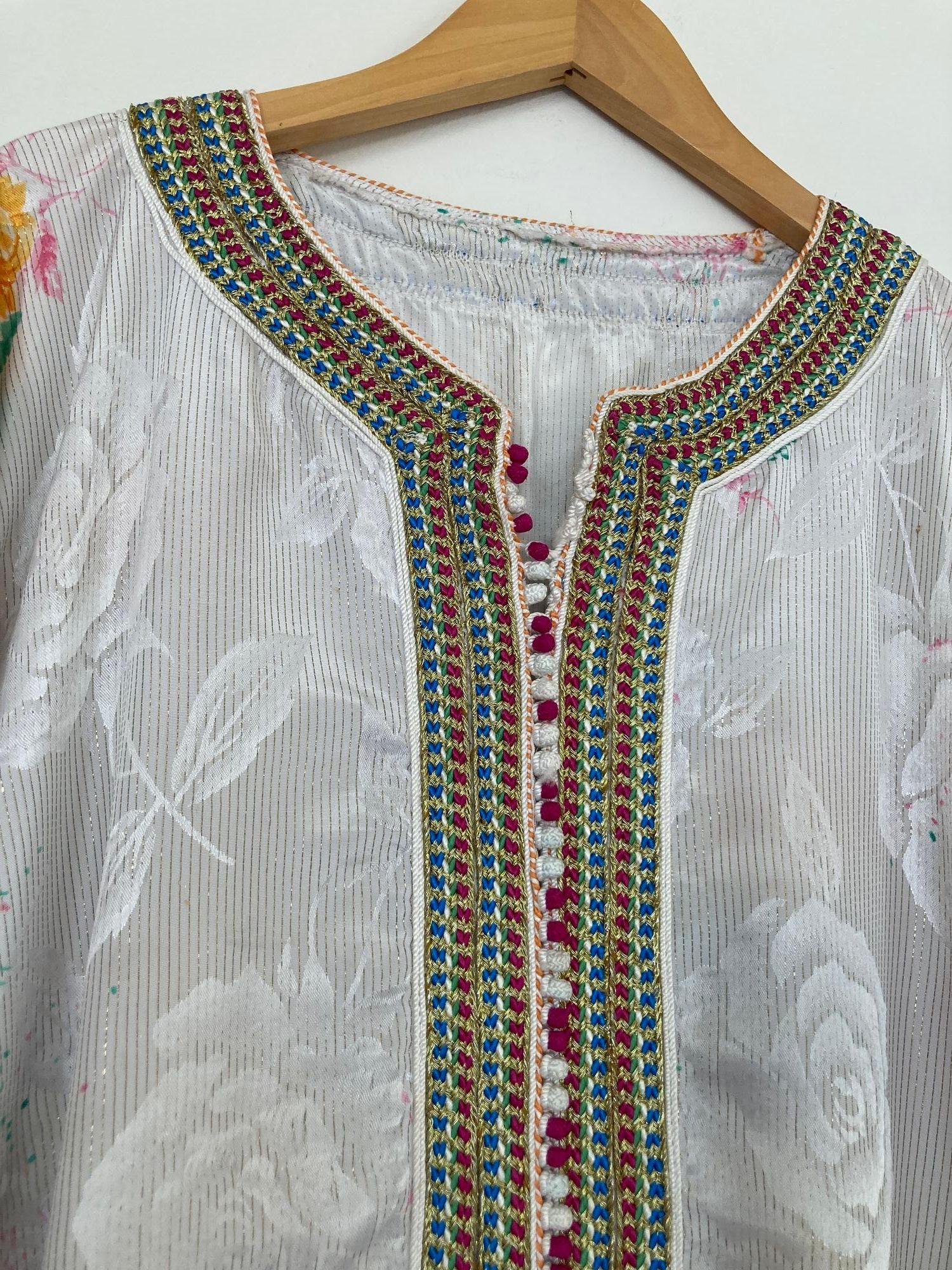 Marokkanischer Vintage-Kaftan in Weiß mit Blumenmuster, ca. 1970 (Handgefertigt) im Angebot