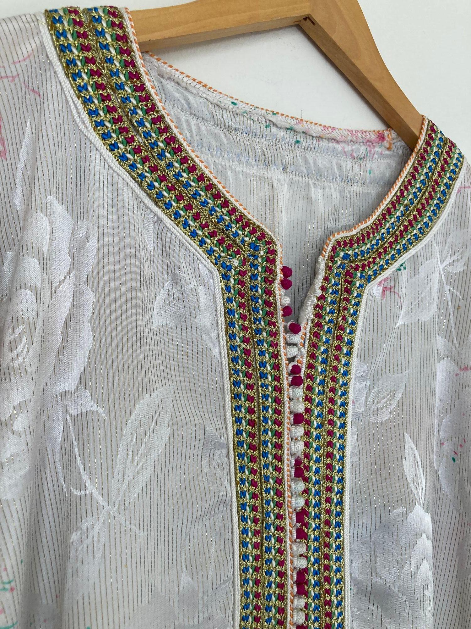 Marokkanischer Vintage-Kaftan in Weiß mit Blumenmuster, ca. 1970 im Zustand „Gut“ im Angebot in North Hollywood, CA