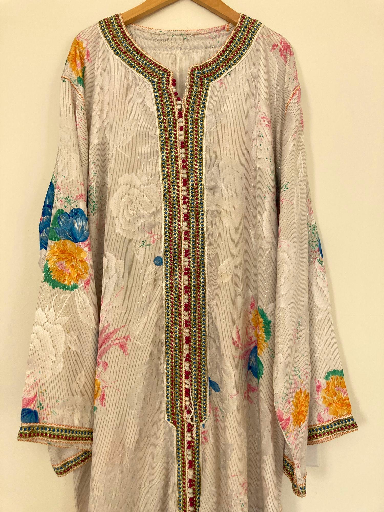 Marokkanischer Vintage-Kaftan in Weiß mit Blumenmuster, ca. 1970 (20. Jahrhundert) im Angebot